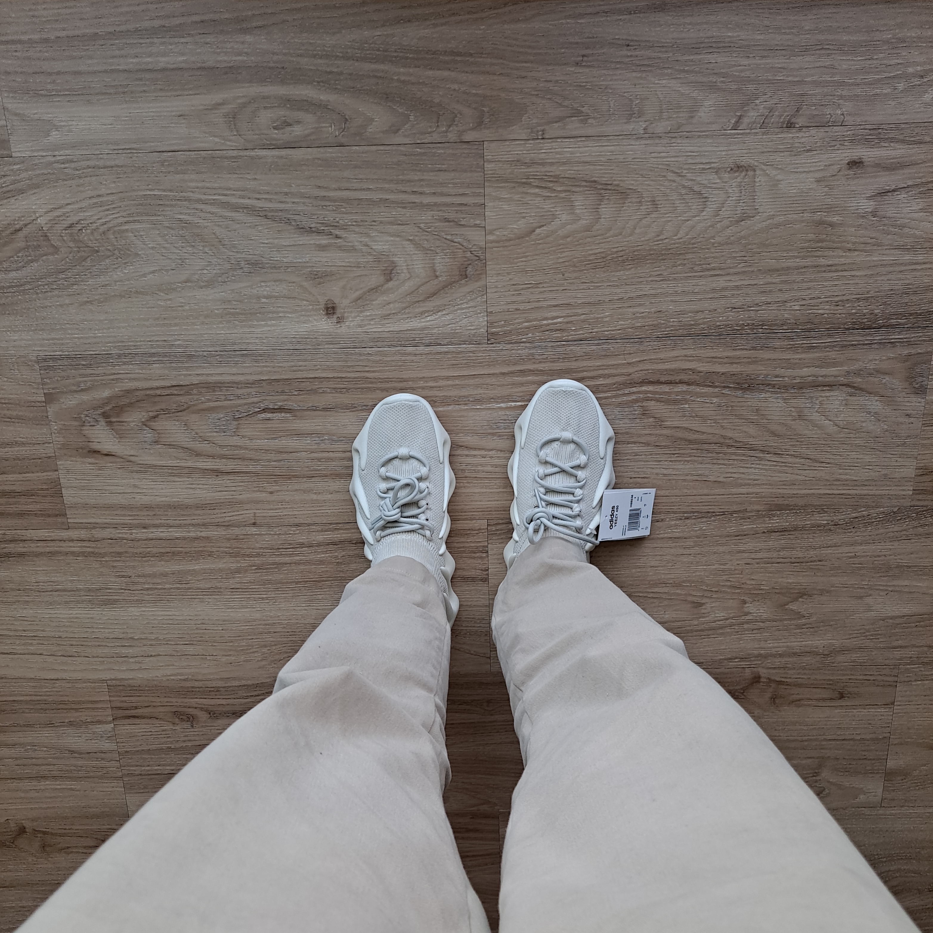 Adidas Yeezy 450 Cloud White 착용 스타일 - 1
