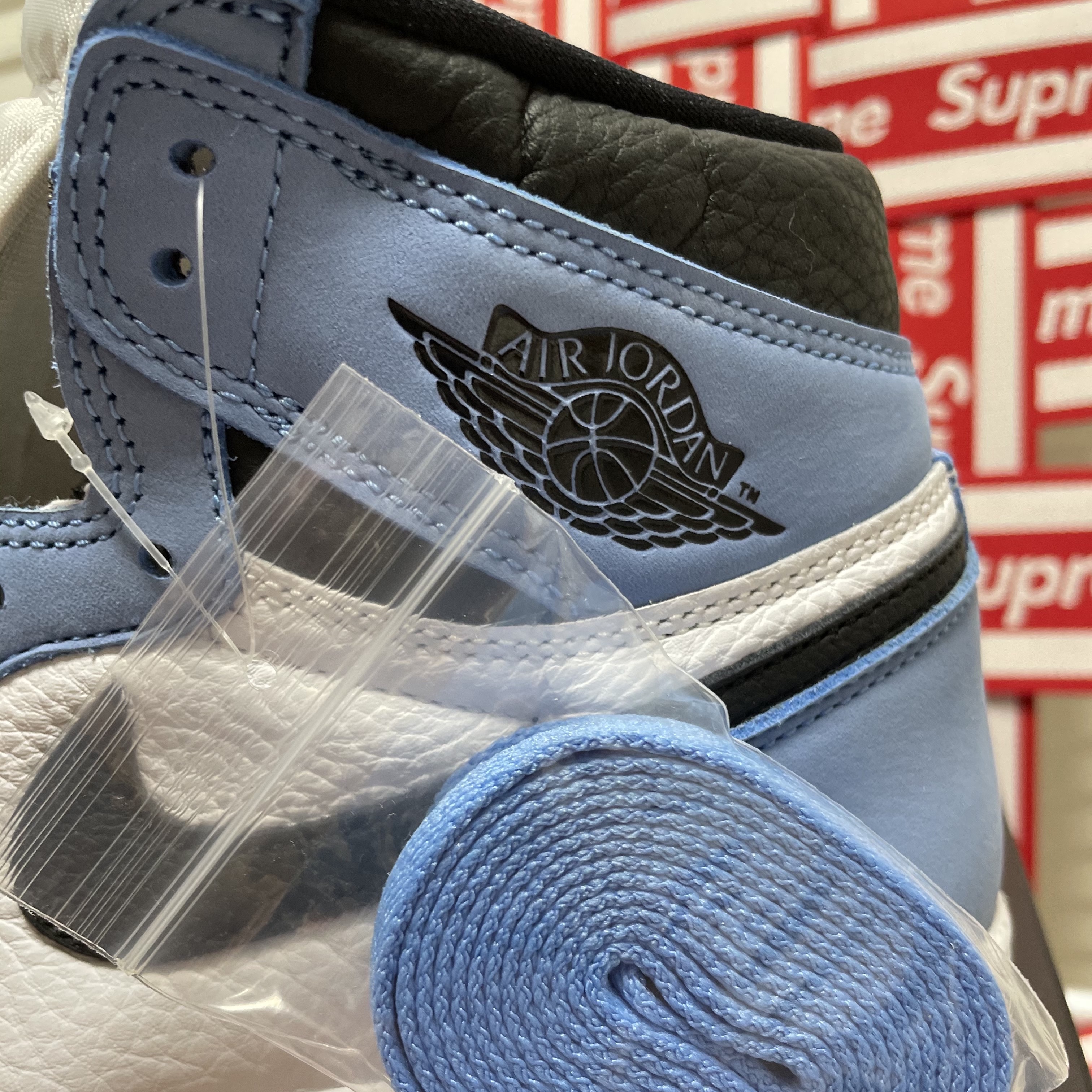 Jordan 1 Retro High OG University Blue 착용 스타일 - 4