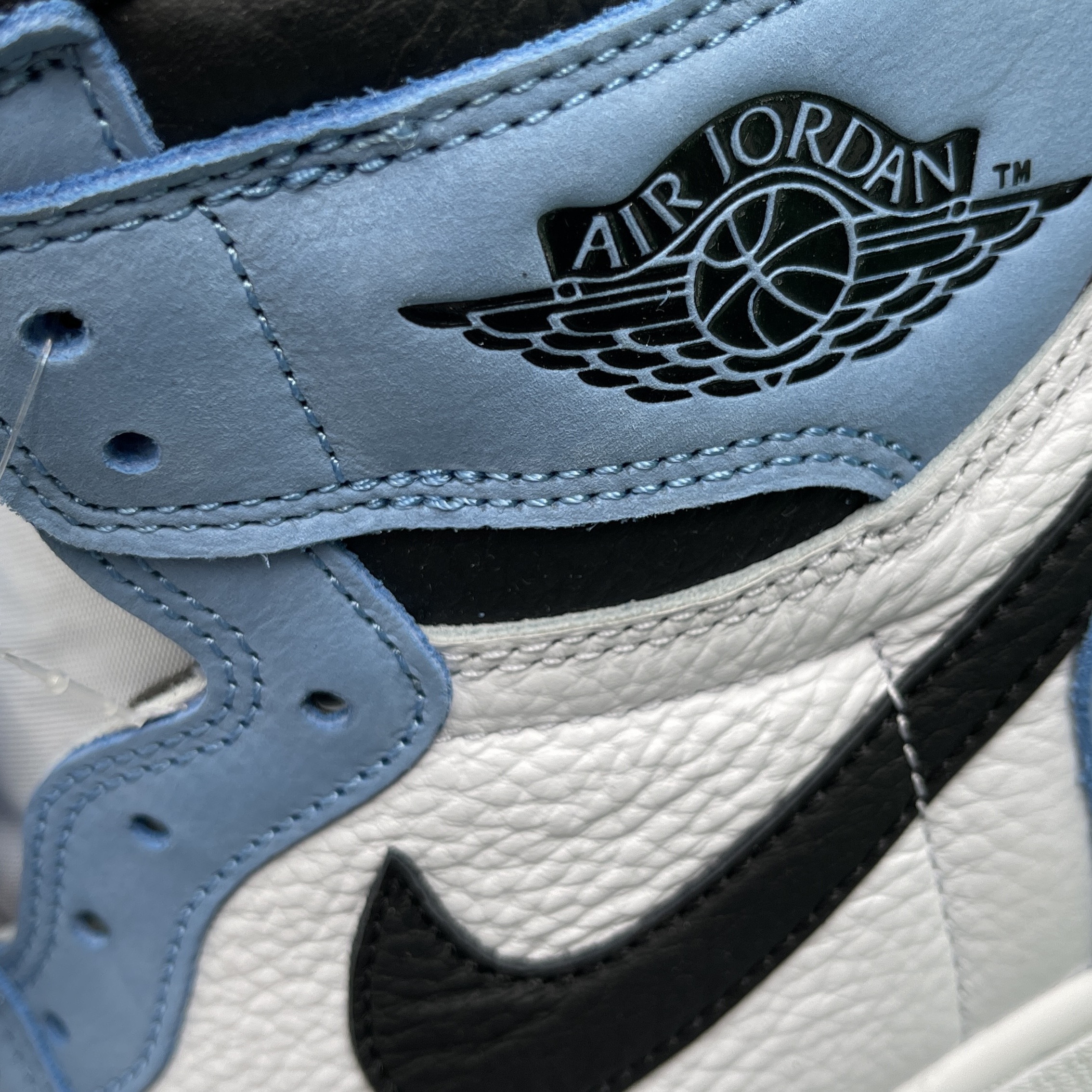 Jordan 1 Retro High OG University Blue 착용 스타일 - 3