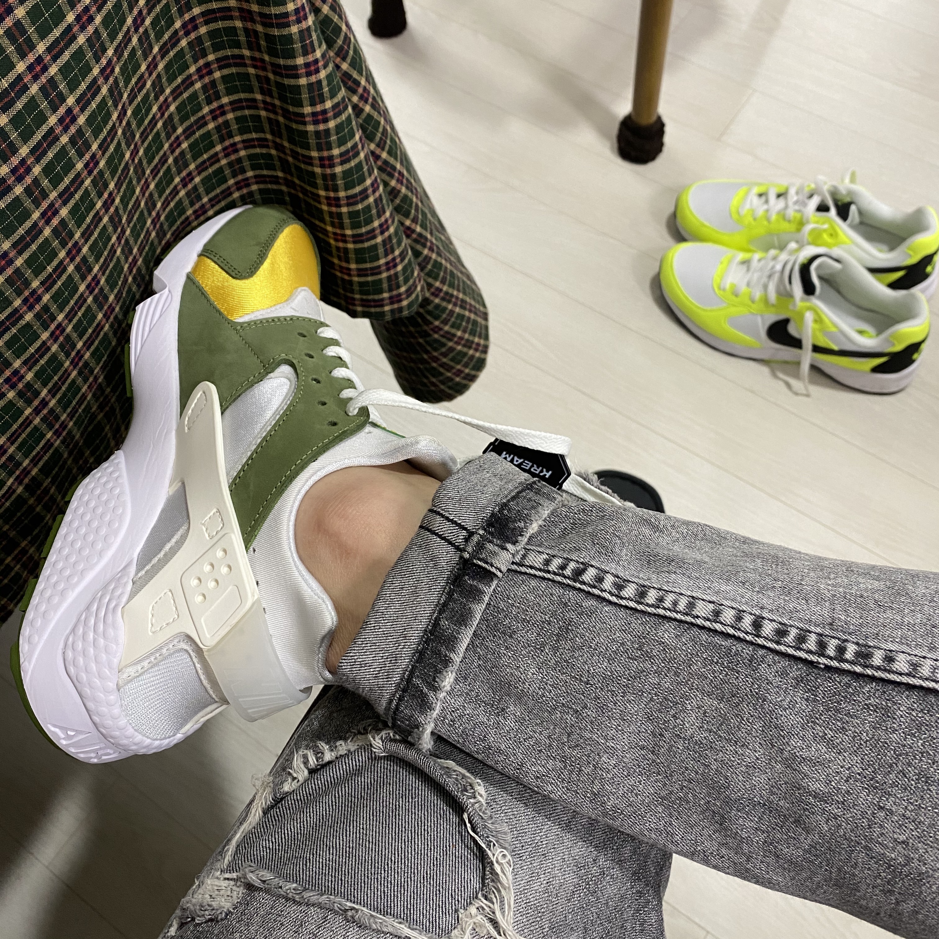 Nike x Stussy Air Huarache LE Dark Olive 착용 스타일 - 1