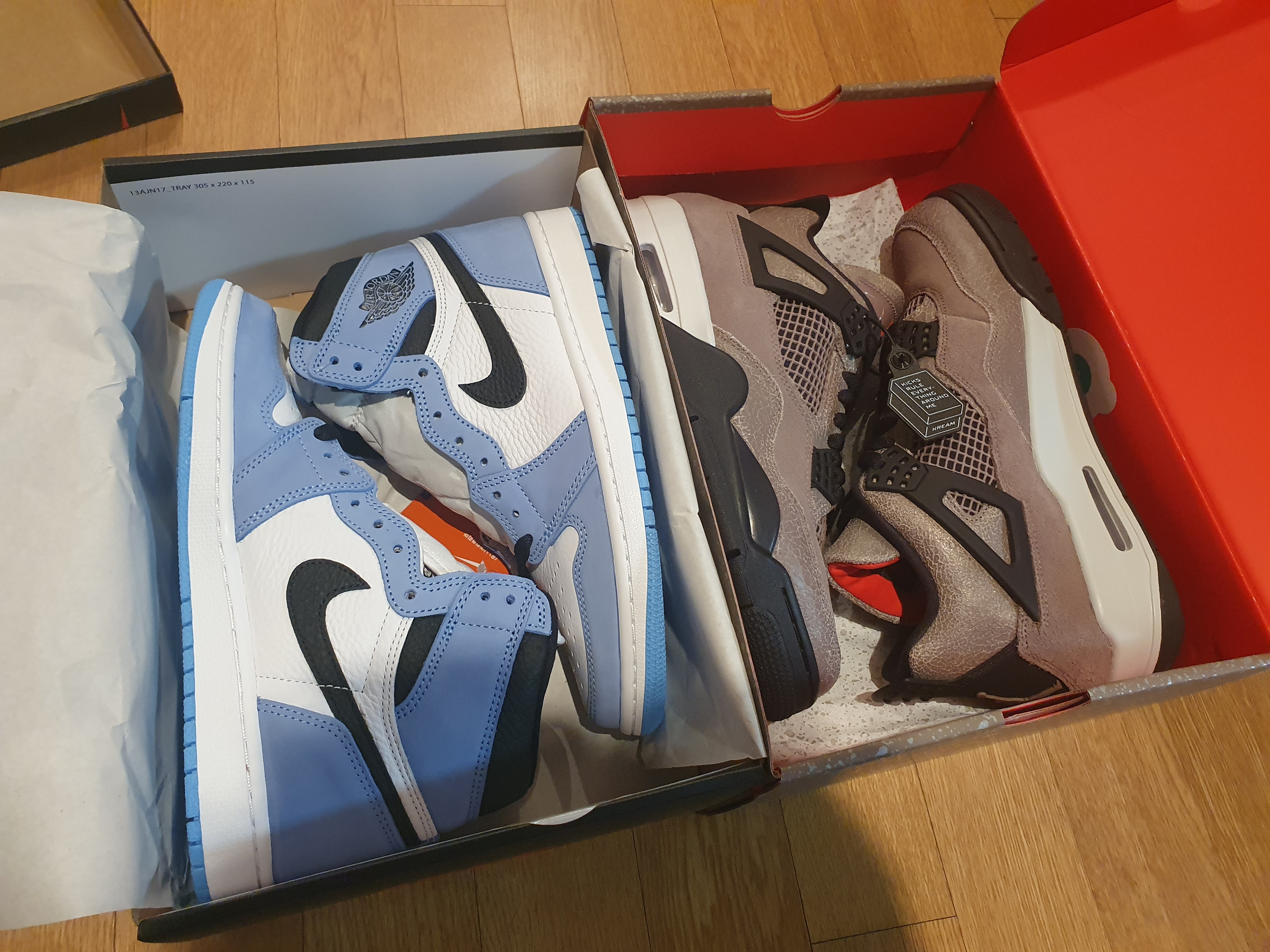 Jordan 4 Retro Taupe Haze, Jordan 1 Retro High OG University Blue 착용 스타일