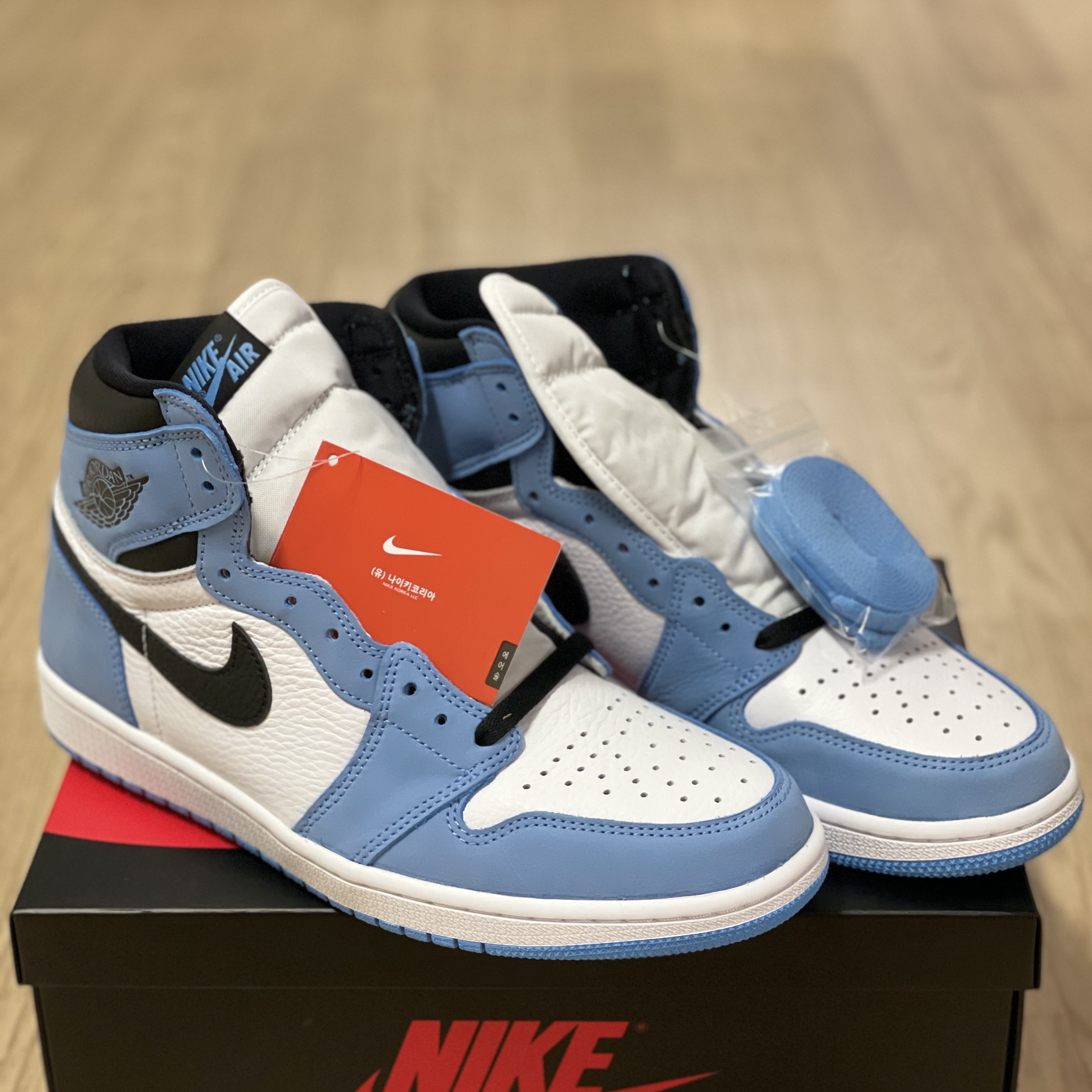 Jordan 1 Retro High OG University Blue 착용 스타일 - 3