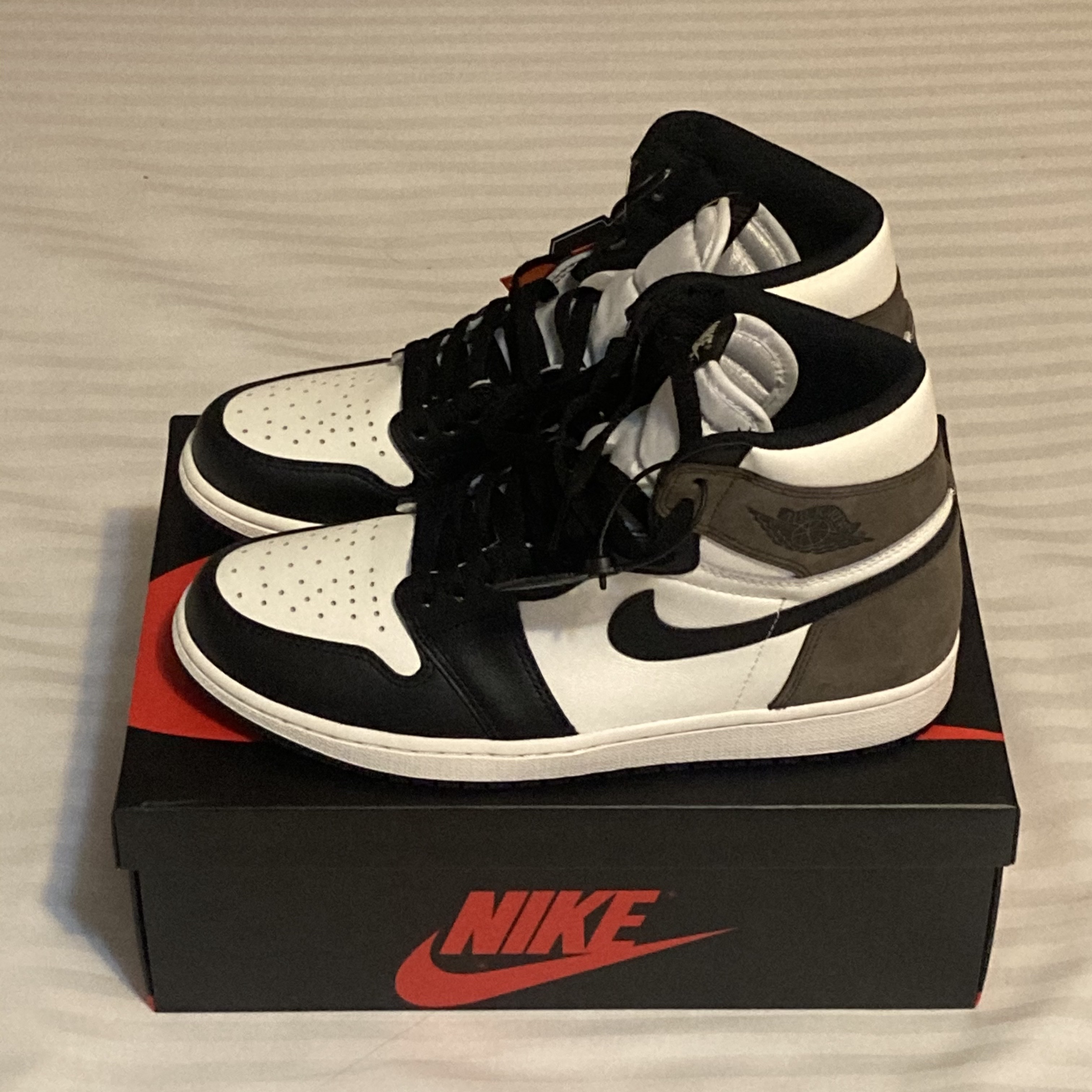 Jordan 1 Retro High OG Black Mocha 착용 스타일 - 2