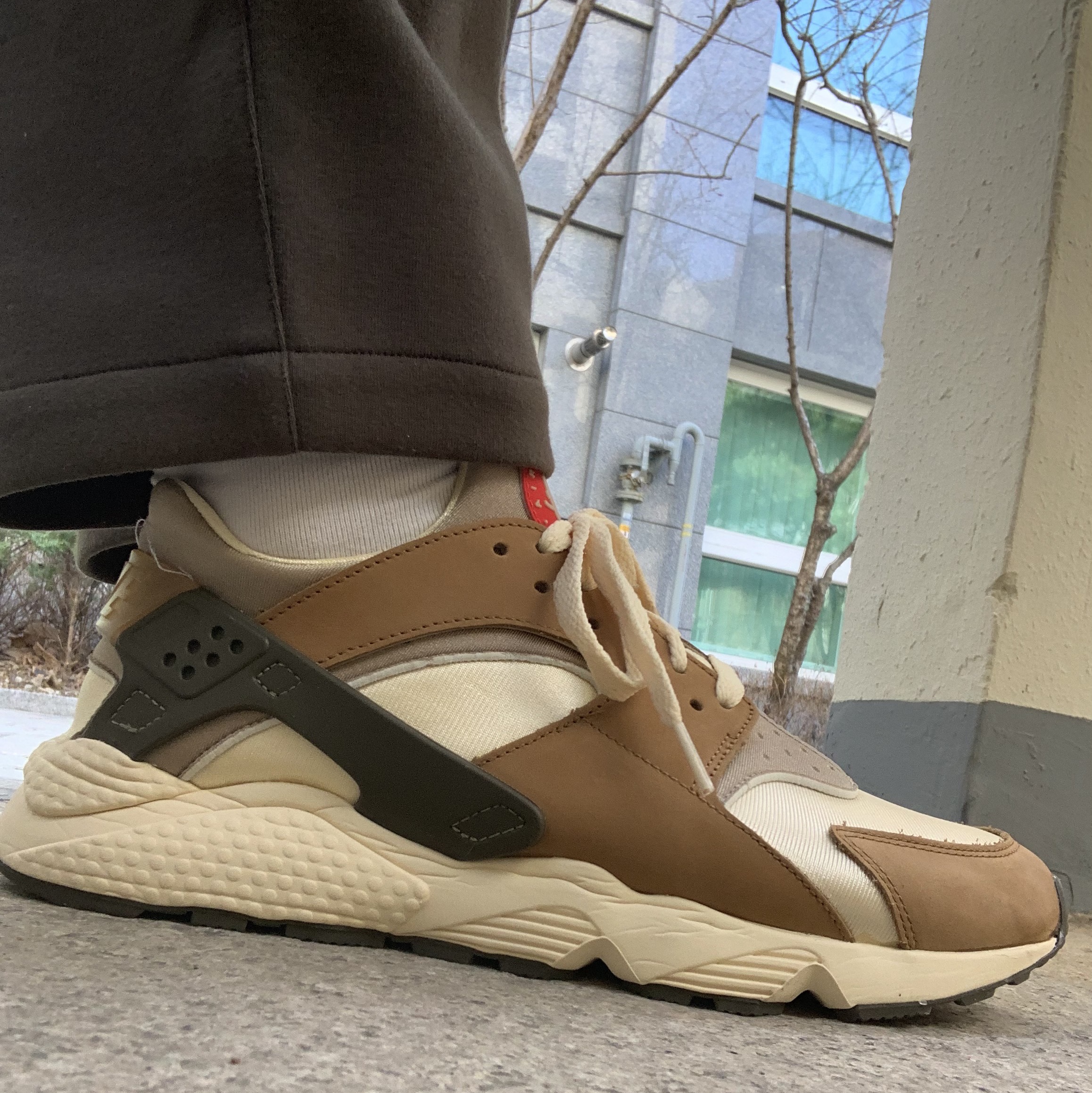 Nike x Stussy Air Huarache LE Desert Oak 착용 스타일 - 2