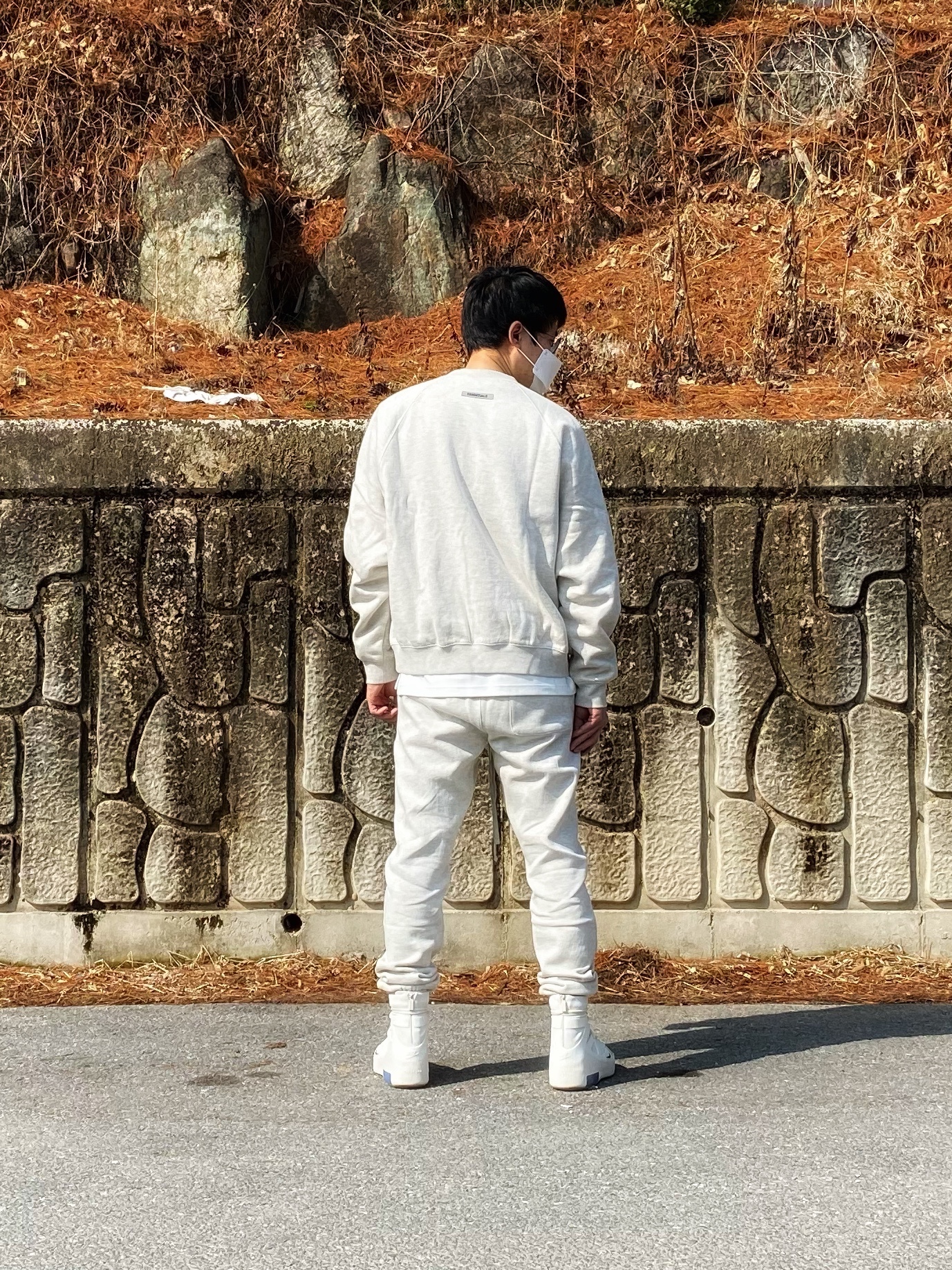 Essentials 3D Silicon Applique Crewneck Oatmeal/Oatmeal Heather/Light Heather Oatmeal 2020, Essentials Sweatpants Oatmeal/Oatmeal Heather/Light Heather Oatmeal 2020 착용 스타일 - 4