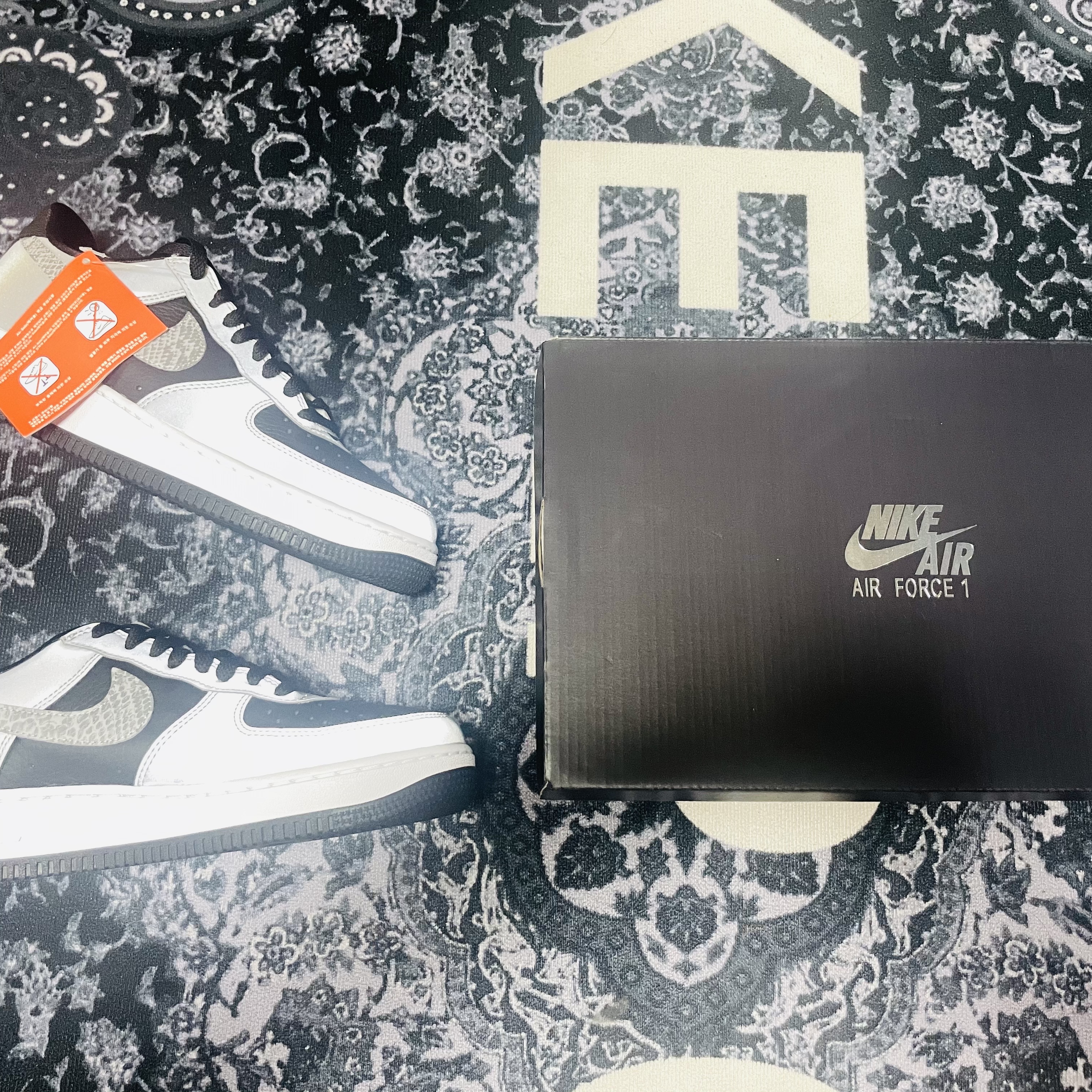 Nike Air Force 1 B Silver Snake 착용 스타일