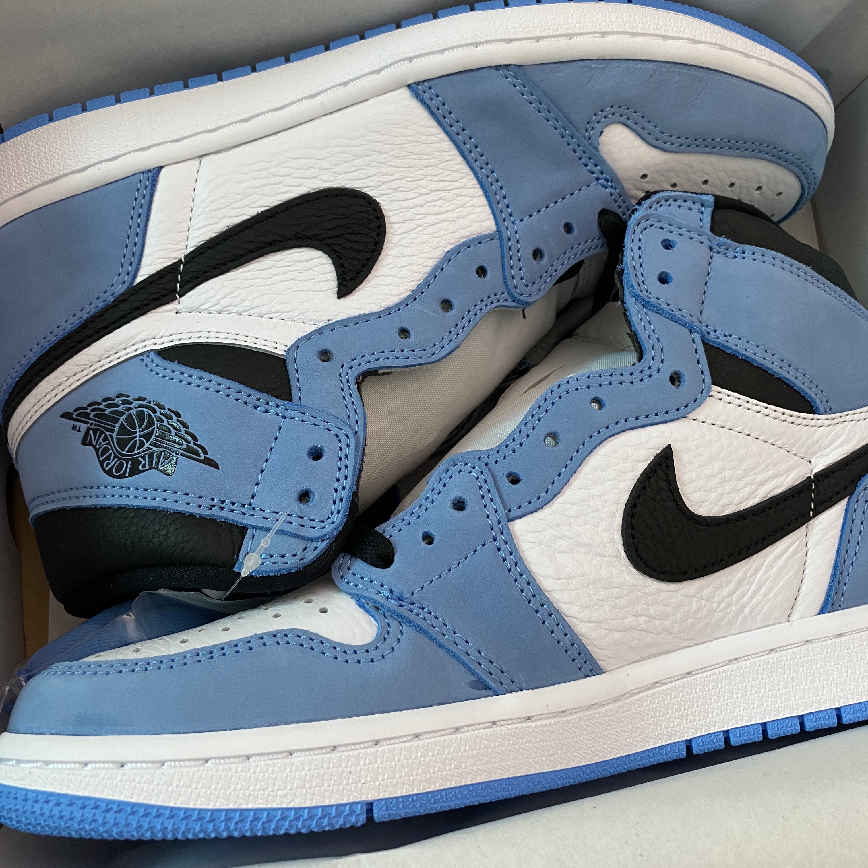 Jordan 1 Retro High OG University Blue 착용 스타일 - 1