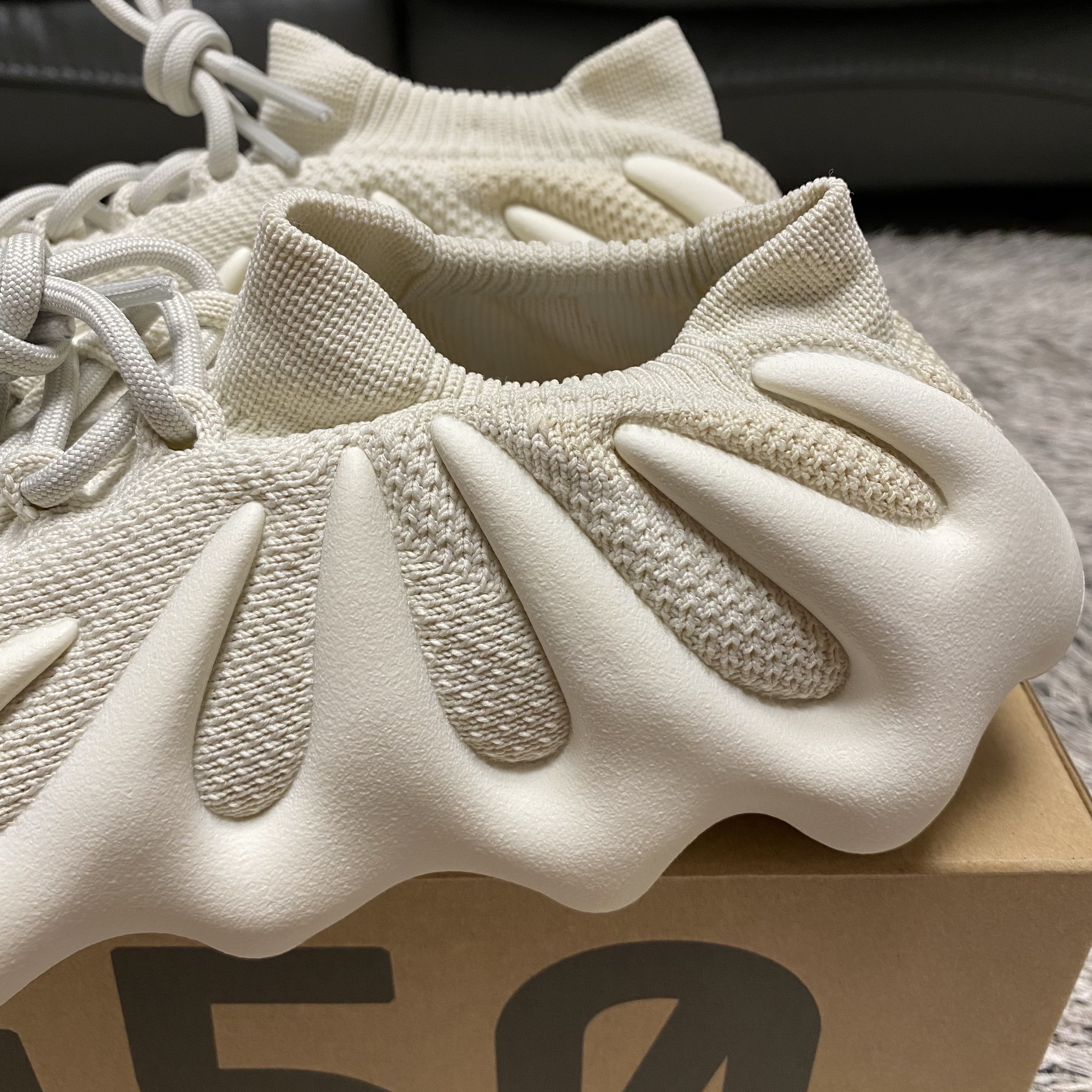Adidas Yeezy 450 Cloud White 착용 스타일 - 4
