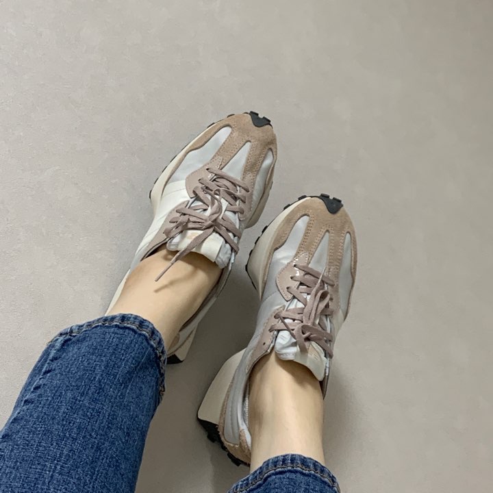 (W) New Balance 327 Grey Beige 착용 스타일