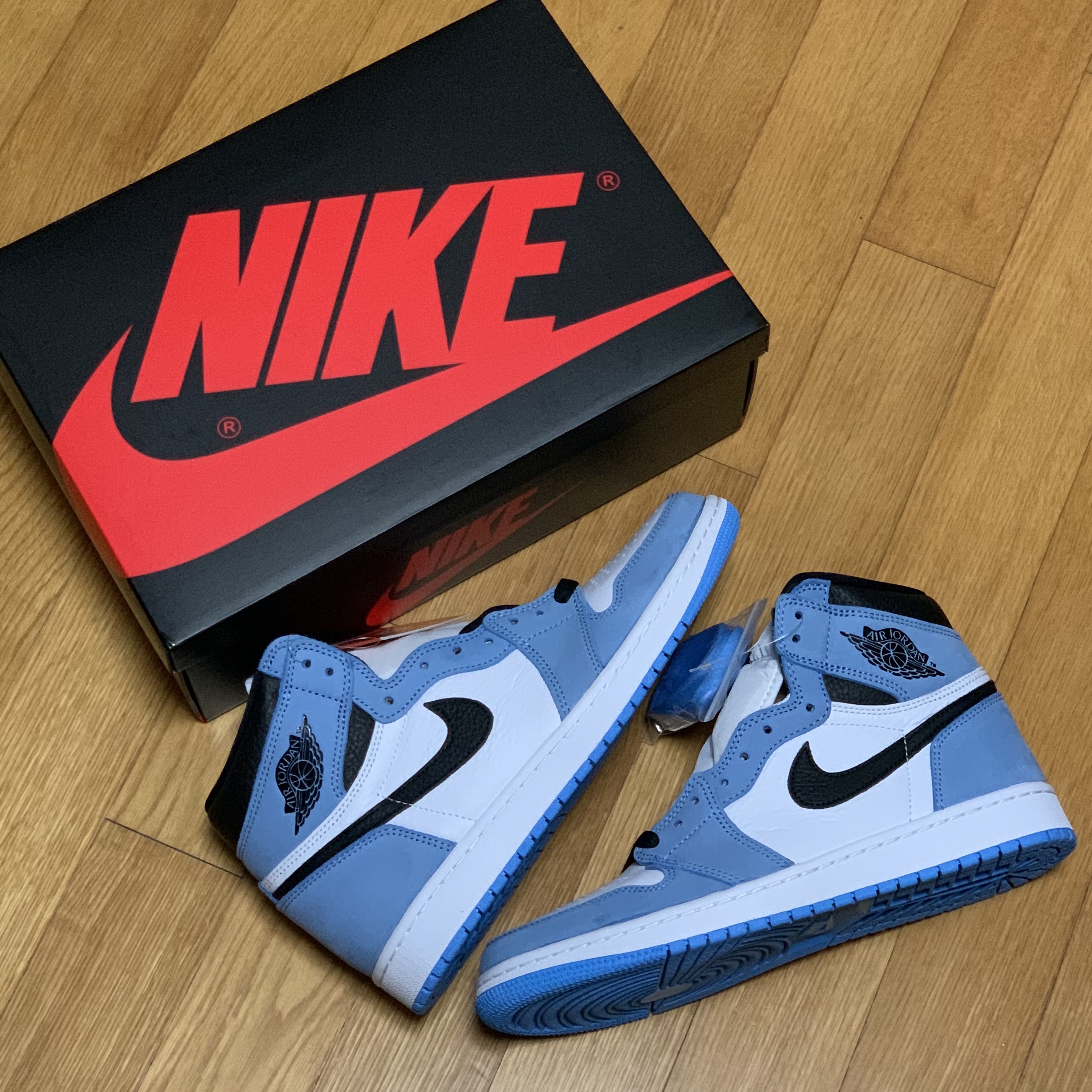 Jordan 1 Retro High OG University Blue, Adidas Yeezy Boost 350 V2 Cloud White - Non-Reflective 착용 스타일 - 1