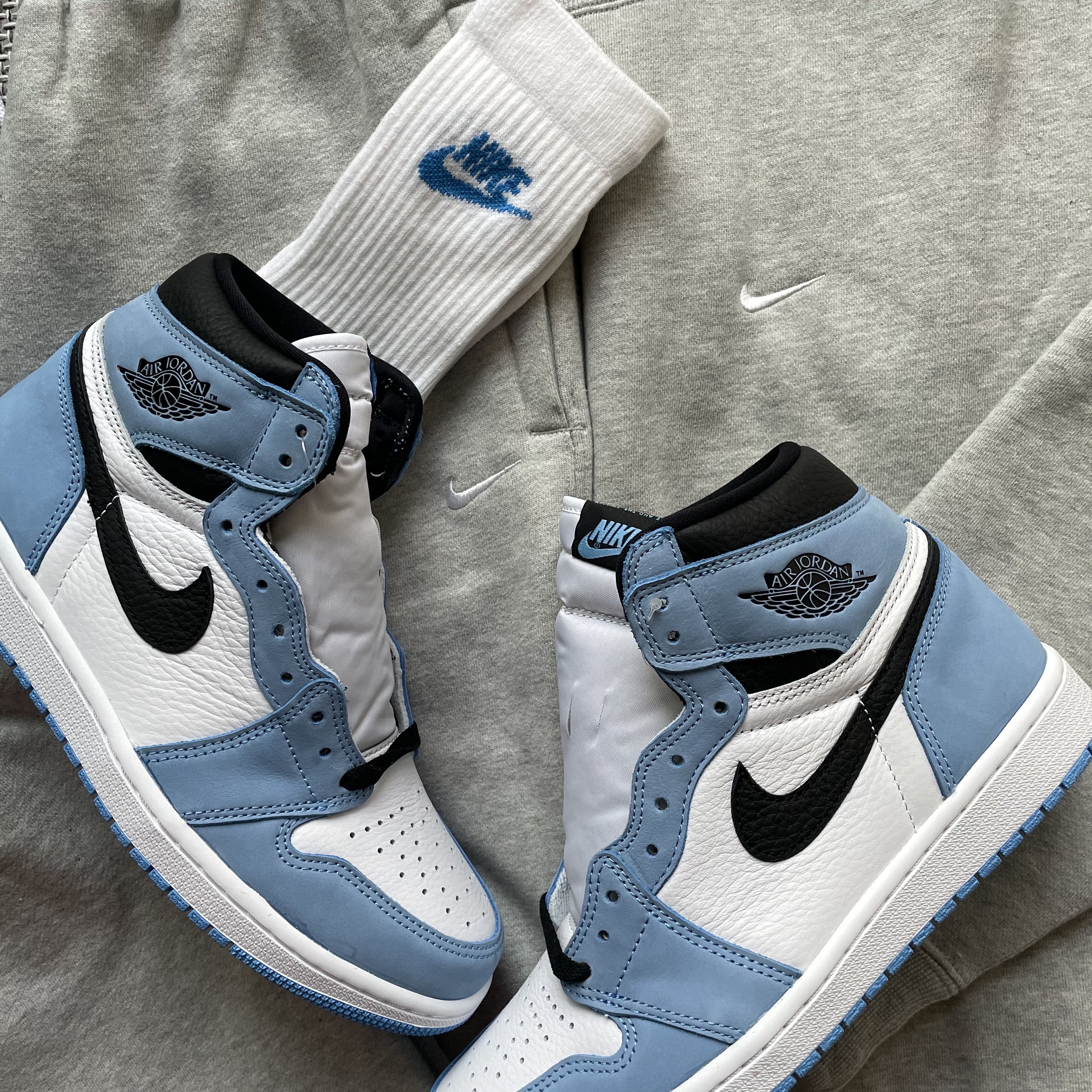 Jordan 1 Retro High OG University Blue, Nike M NRG Hoodie Grey Heather 착용 스타일 - 2