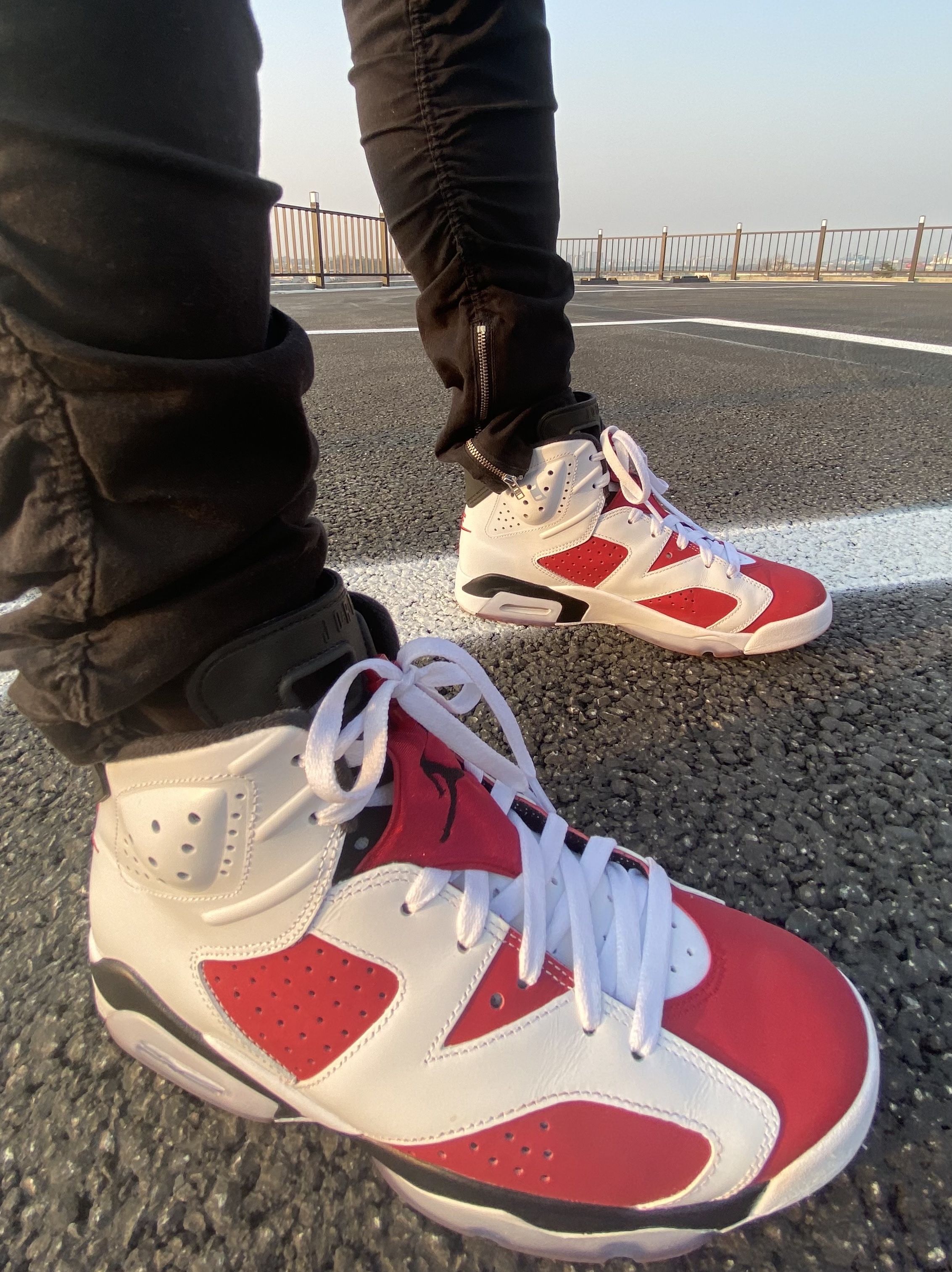 Jordan 6 Retro Carmine 2021 착용 스타일 - 1