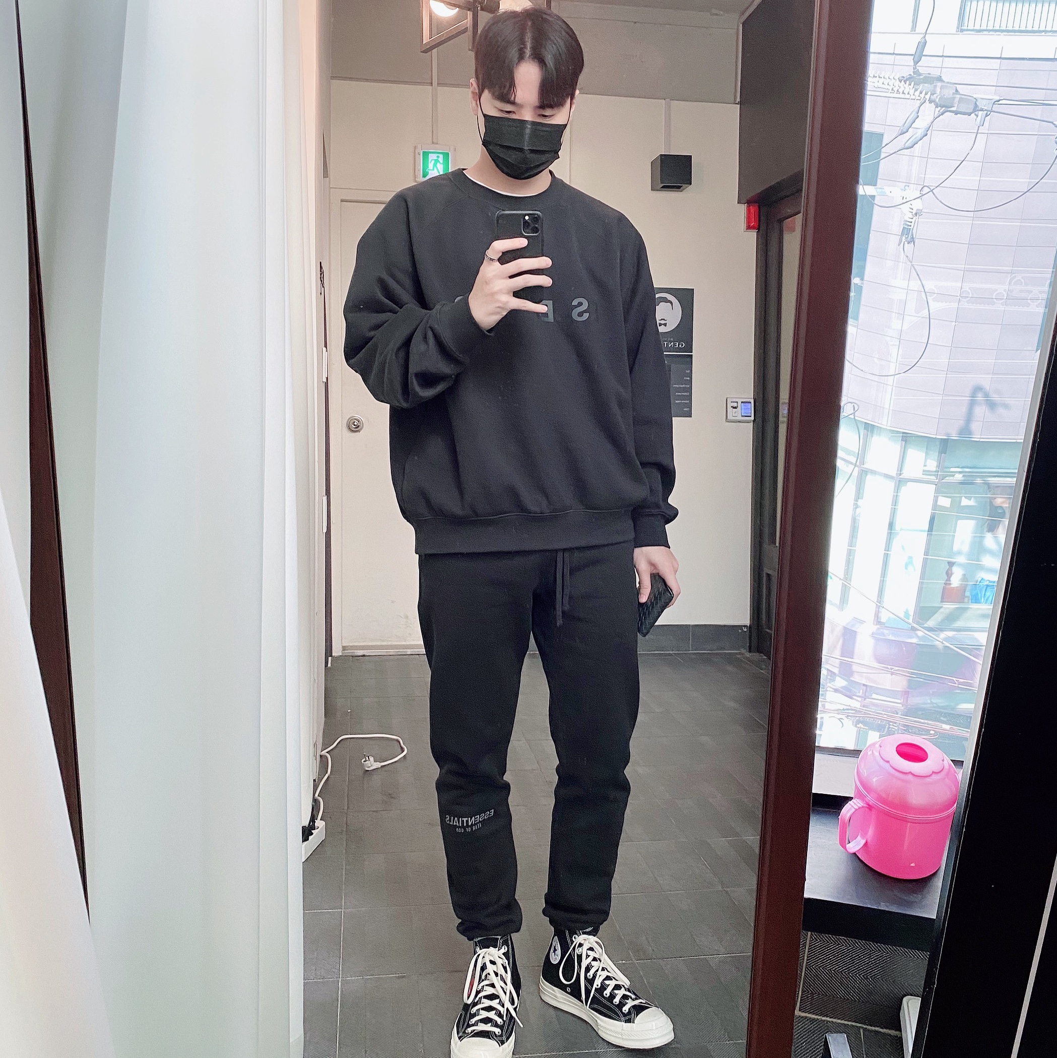 Essentials Sweatpants Dark Slate/Black 2020, Essentials 3D Silicon Applique Crewneck Dark Slate/Black 2020 착용 스타일