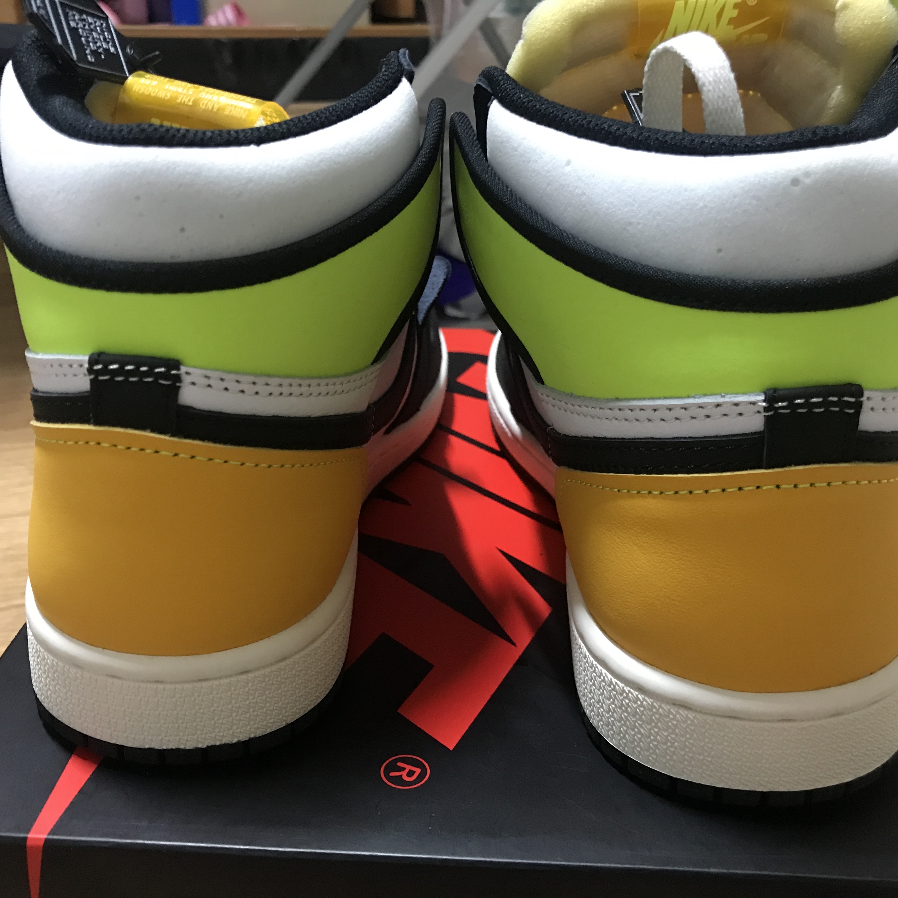 Jordan 1 Retro High OG Volt Gold 착용 스타일 - 4
