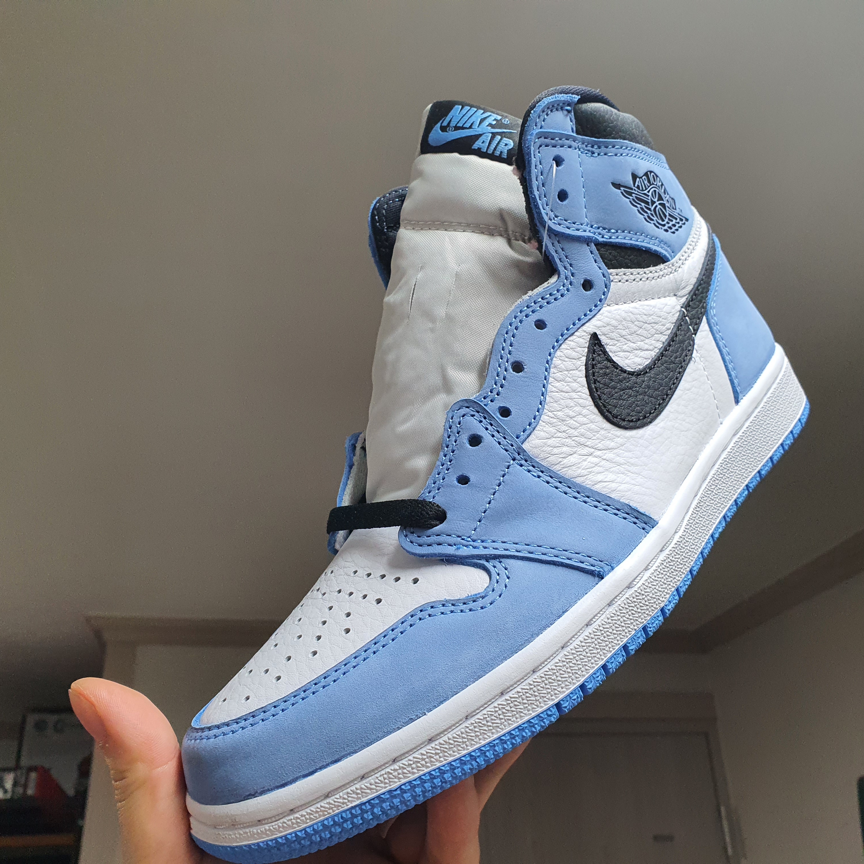 Jordan 1 Retro High OG University Blue 착용 스타일 - 1