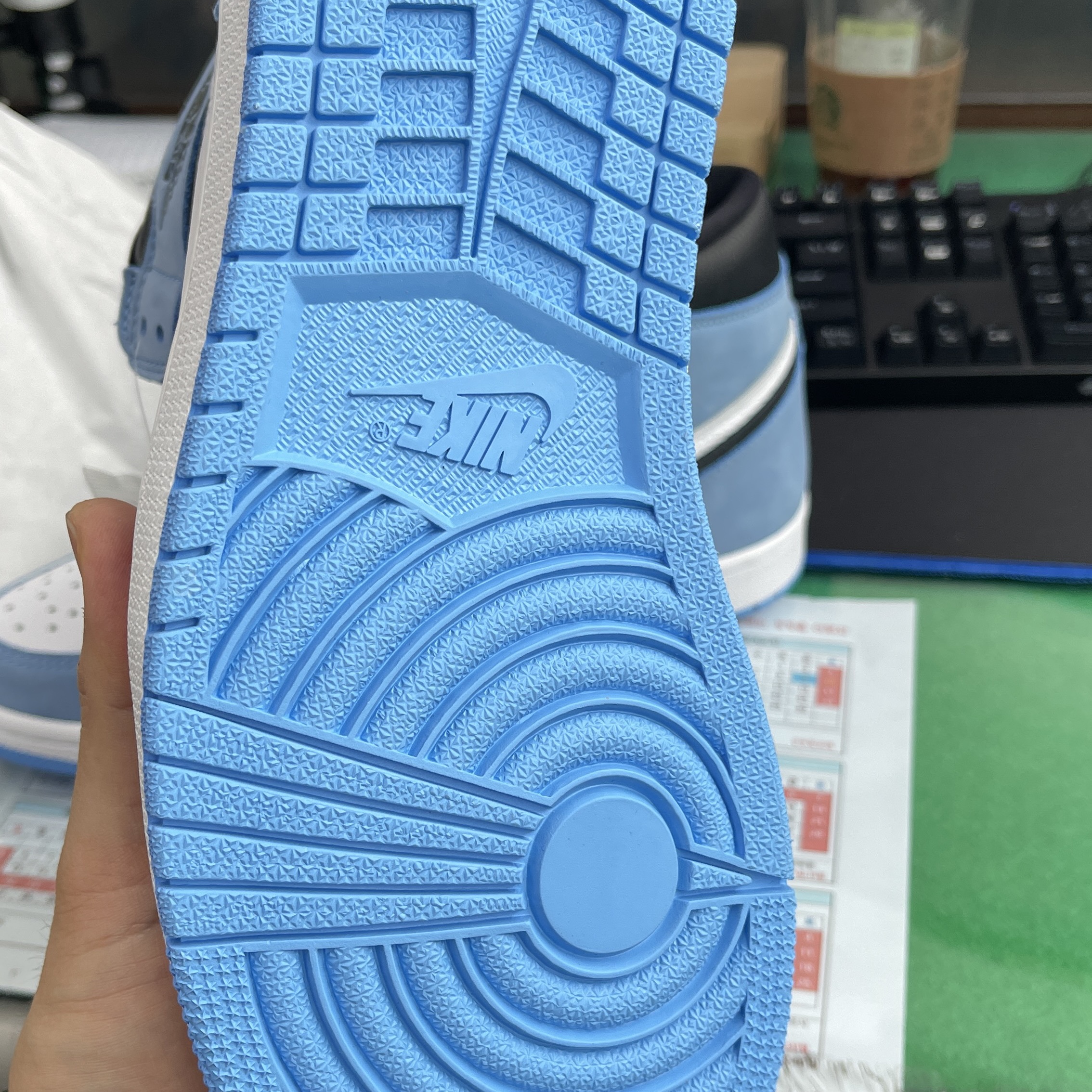 Jordan 1 Retro High OG University Blue 착용 스타일 - 4