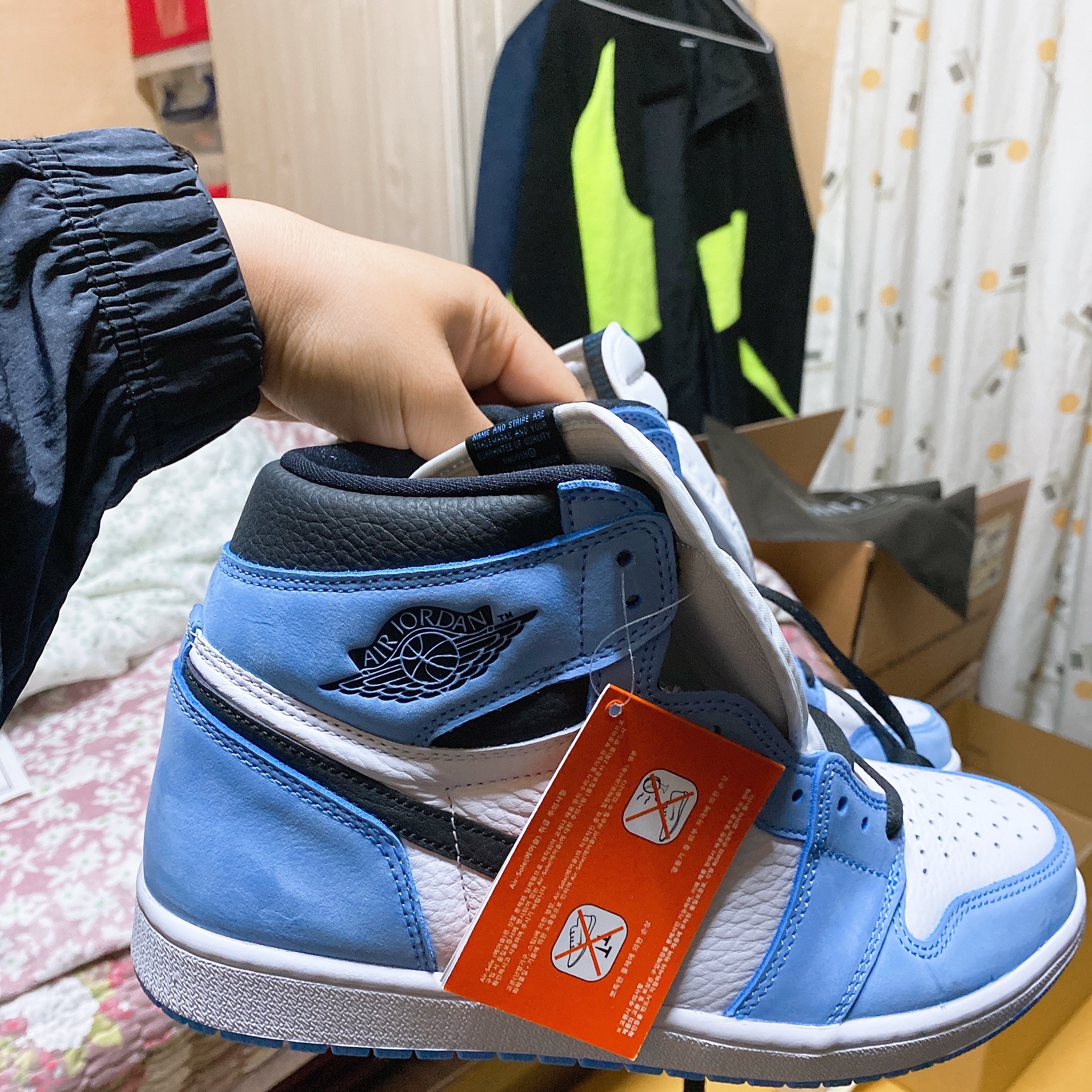 Jordan 1 Retro High OG University Blue 착용 스타일 - 2