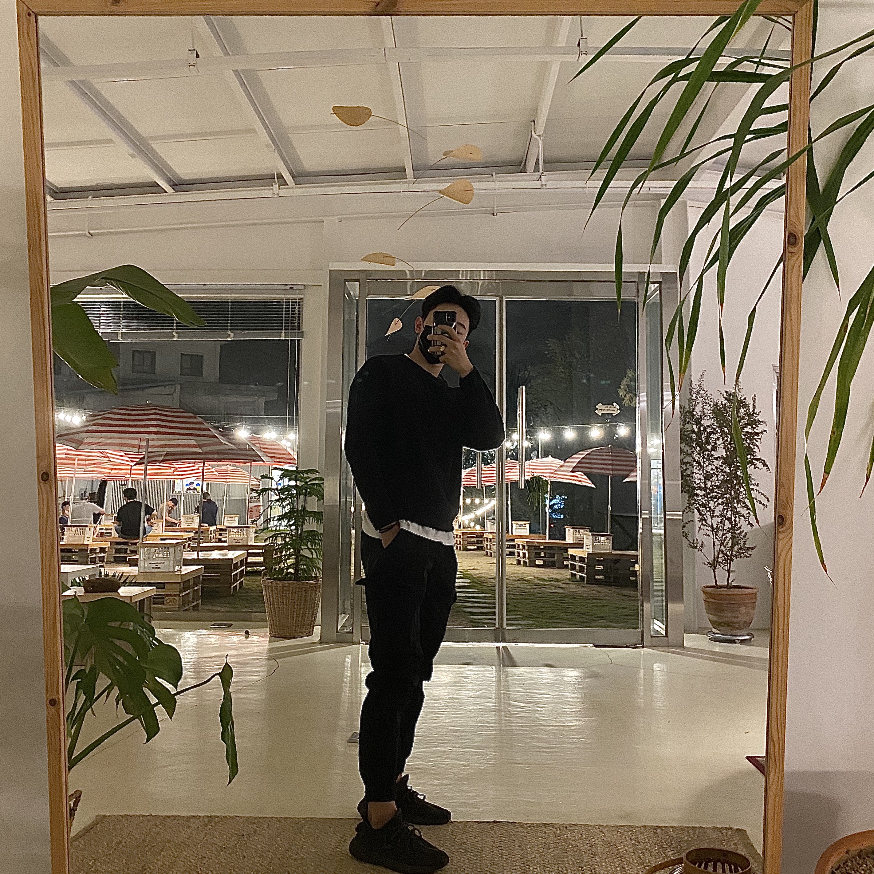 Adidas Yeezy Boost 350 V2 Black - Non-Reflective 착용 스타일