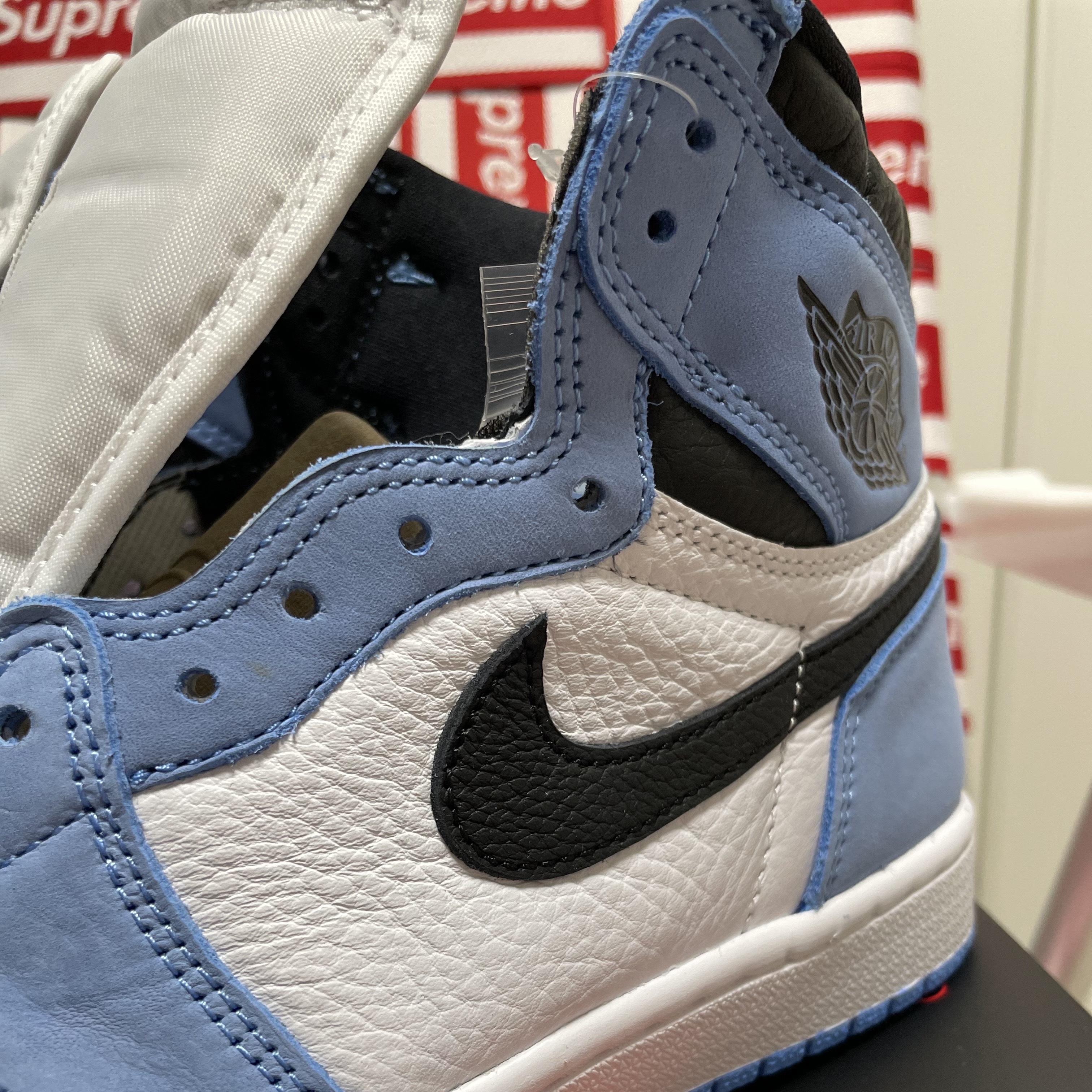 Jordan 1 Retro High OG University Blue 착용 스타일 - 2