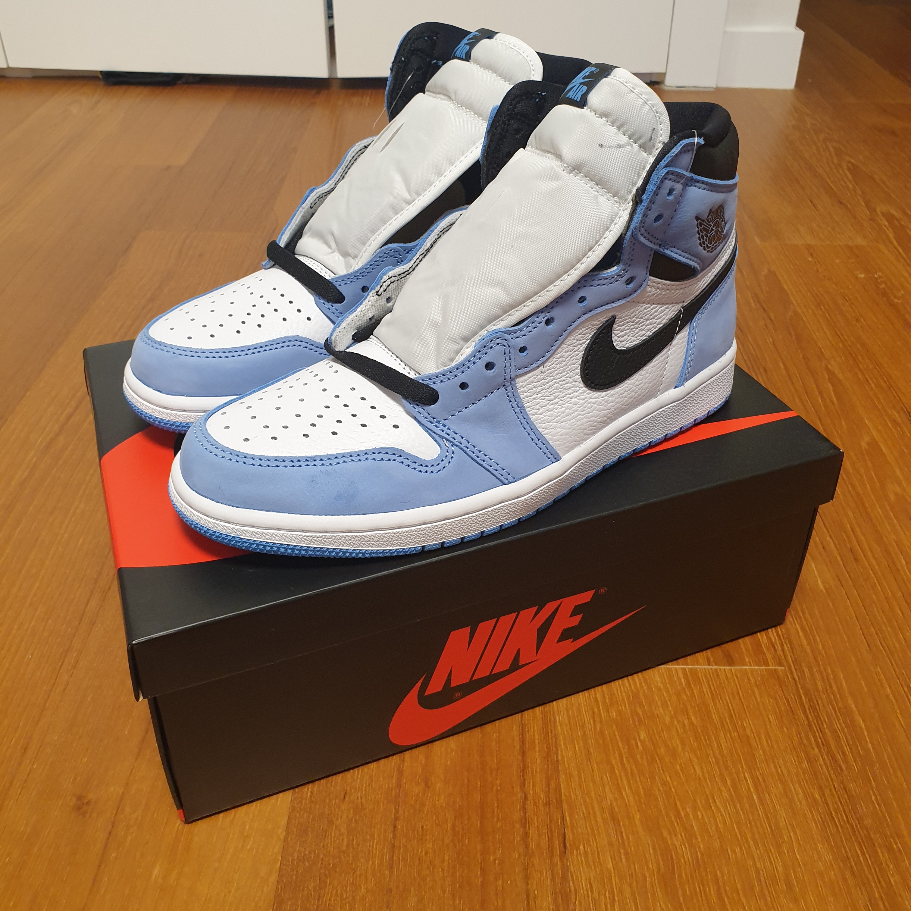 Jordan 1 Retro High OG University Blue 착용 스타일 - 3