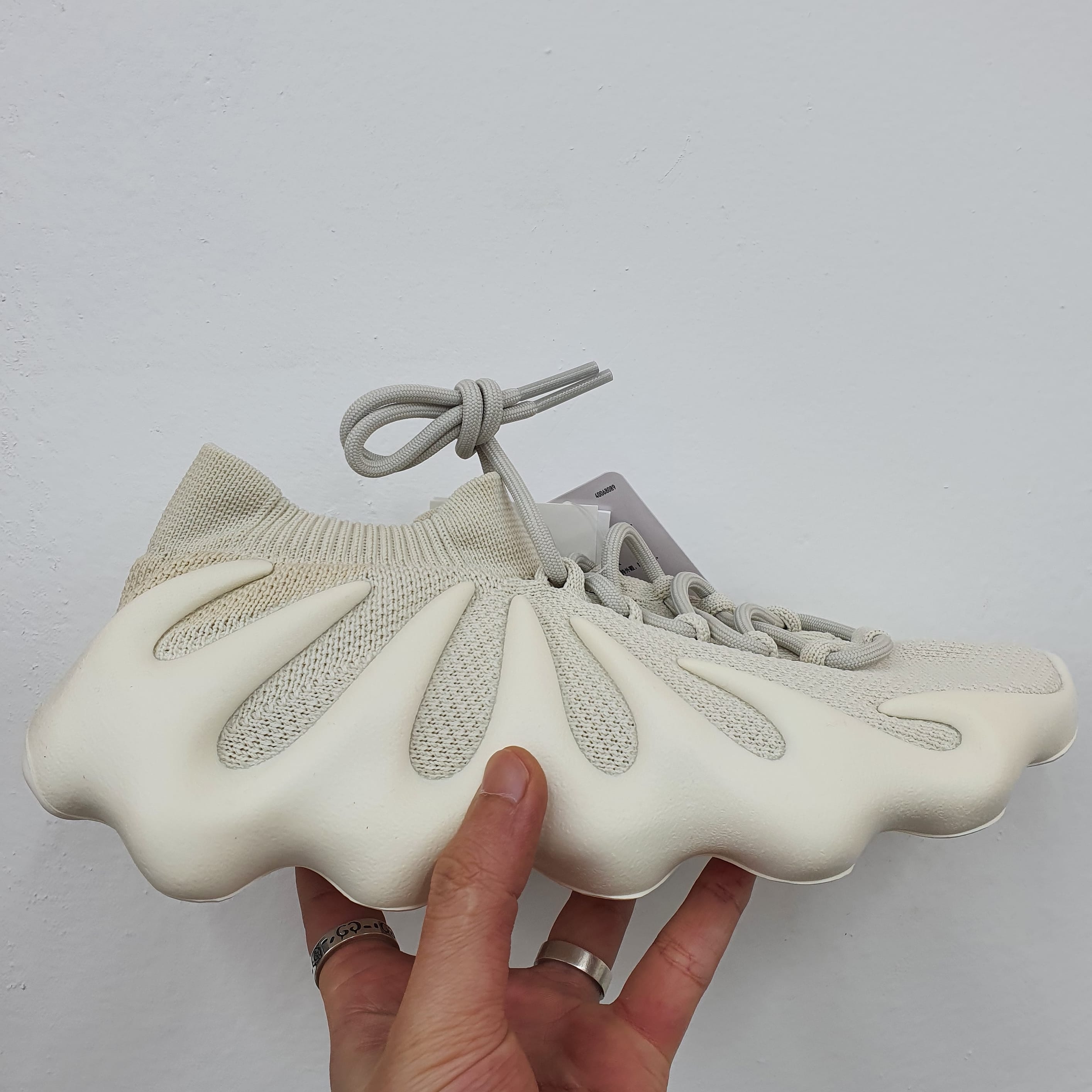 Adidas Yeezy 450 Cloud White 착용 스타일