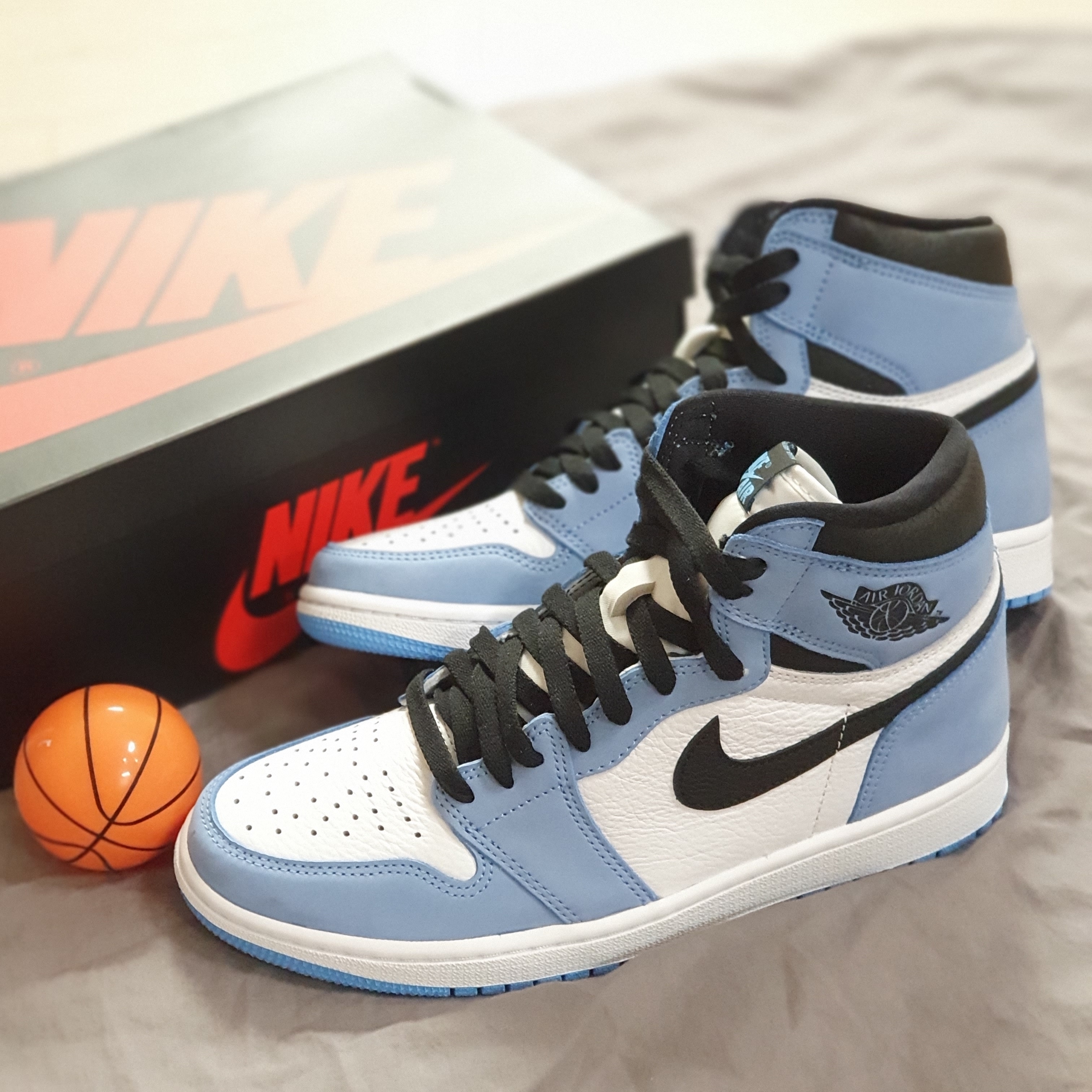 Jordan 1 Retro High OG University Blue 착용 스타일 - 1