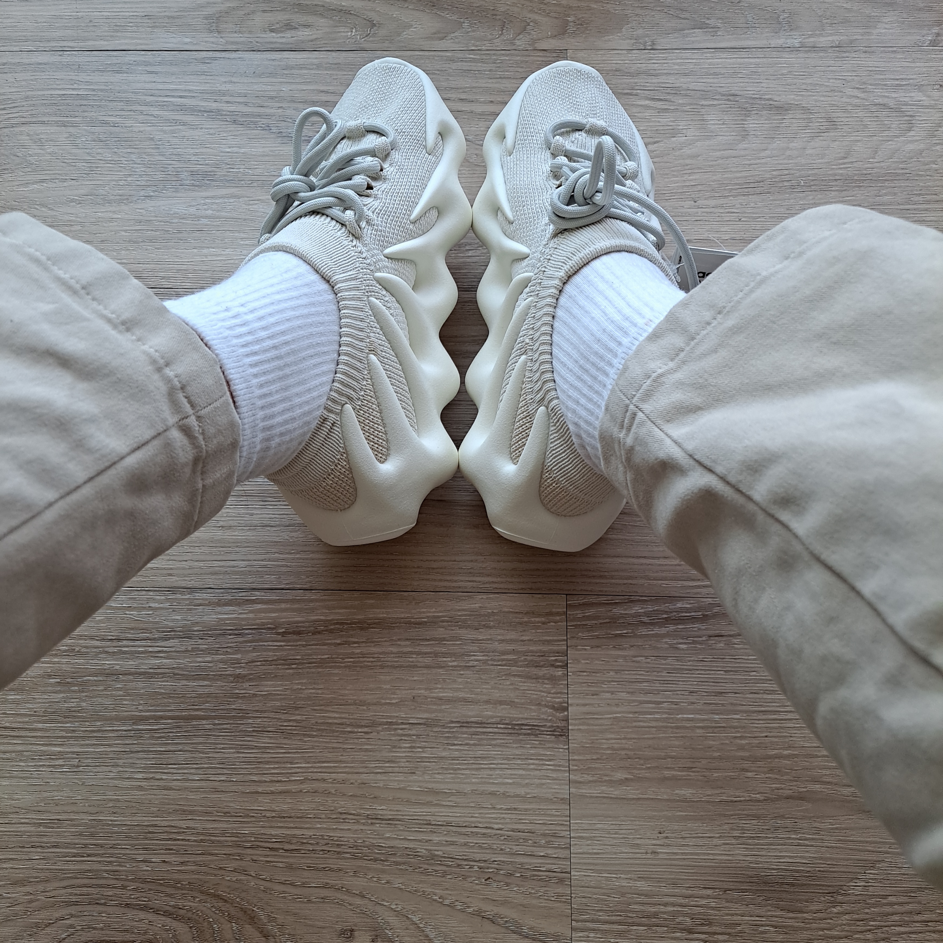 Adidas Yeezy 450 Cloud White 착용 스타일 - 3