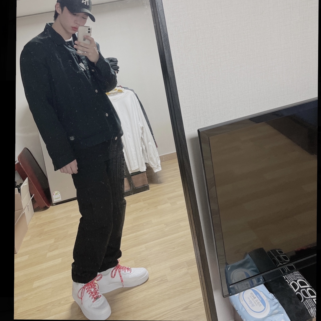 Nike x Supreme Air Force 1 Low White 착용 스타일