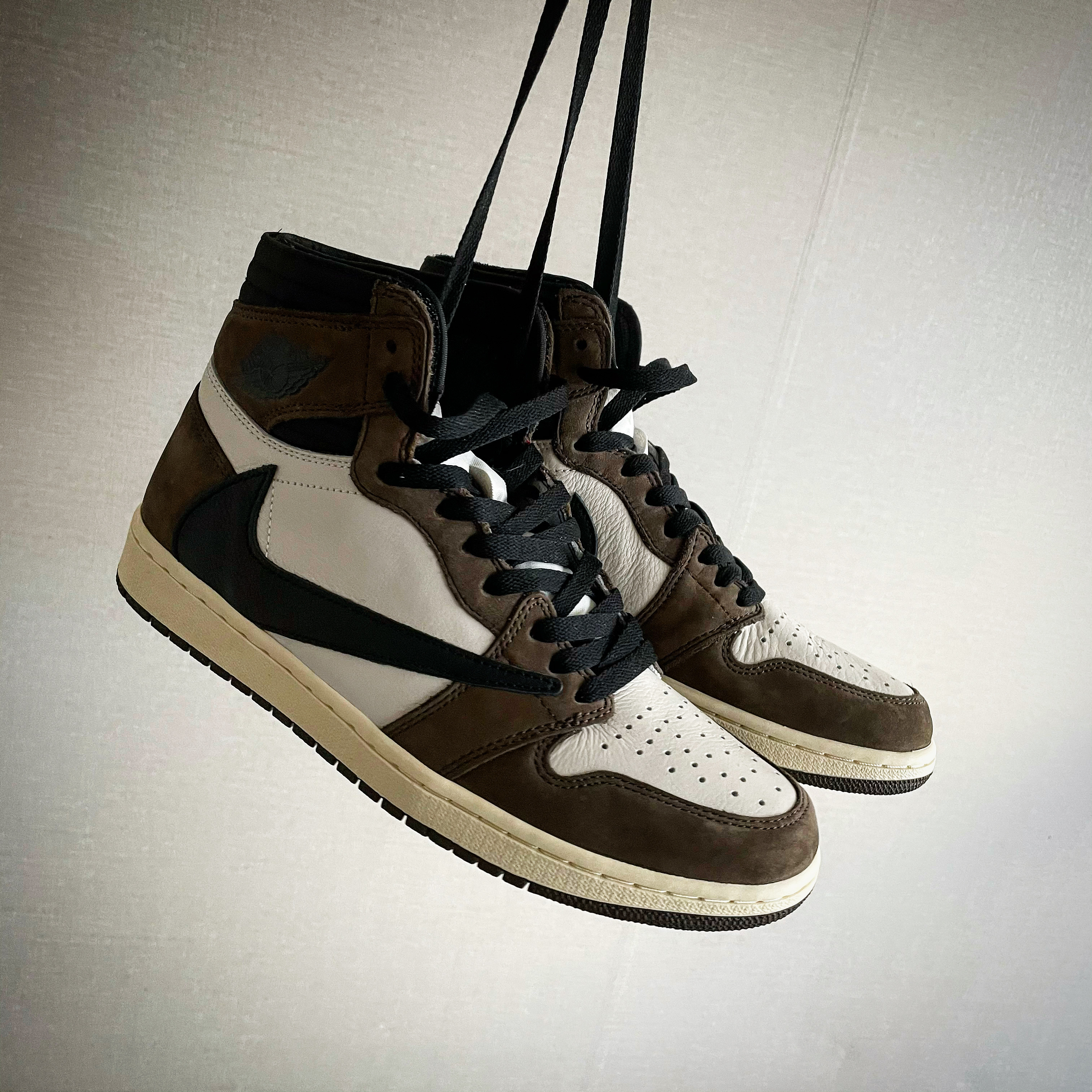 Jordan 1 x Travis Scott Retro High OG SP Mocha 착용 스타일 - 2