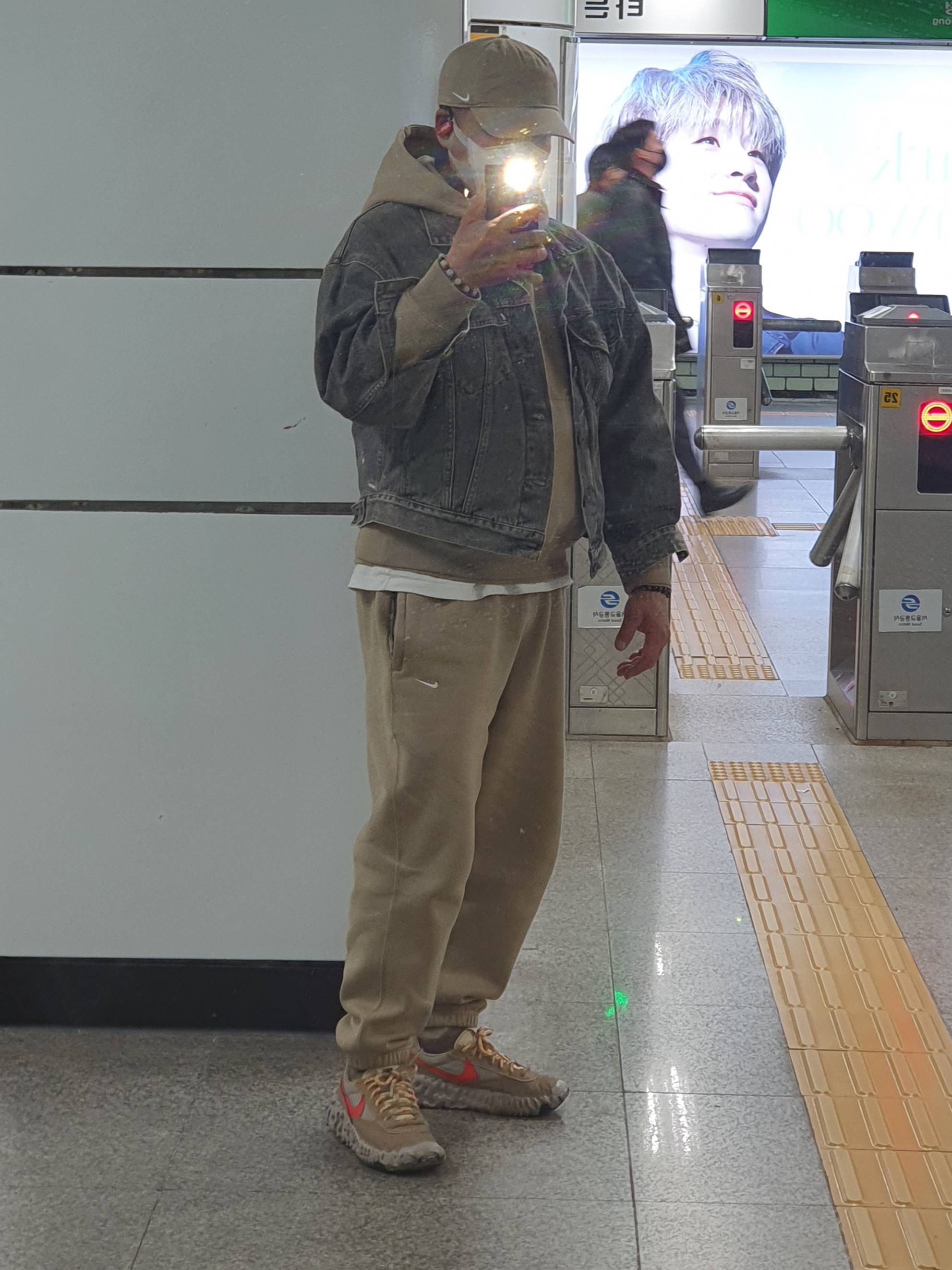 Nike NRG Solo Swoosh Fleece Hoodie Khaki - Asia, Nike Overbreak SP College Grey 착용 스타일 - 1