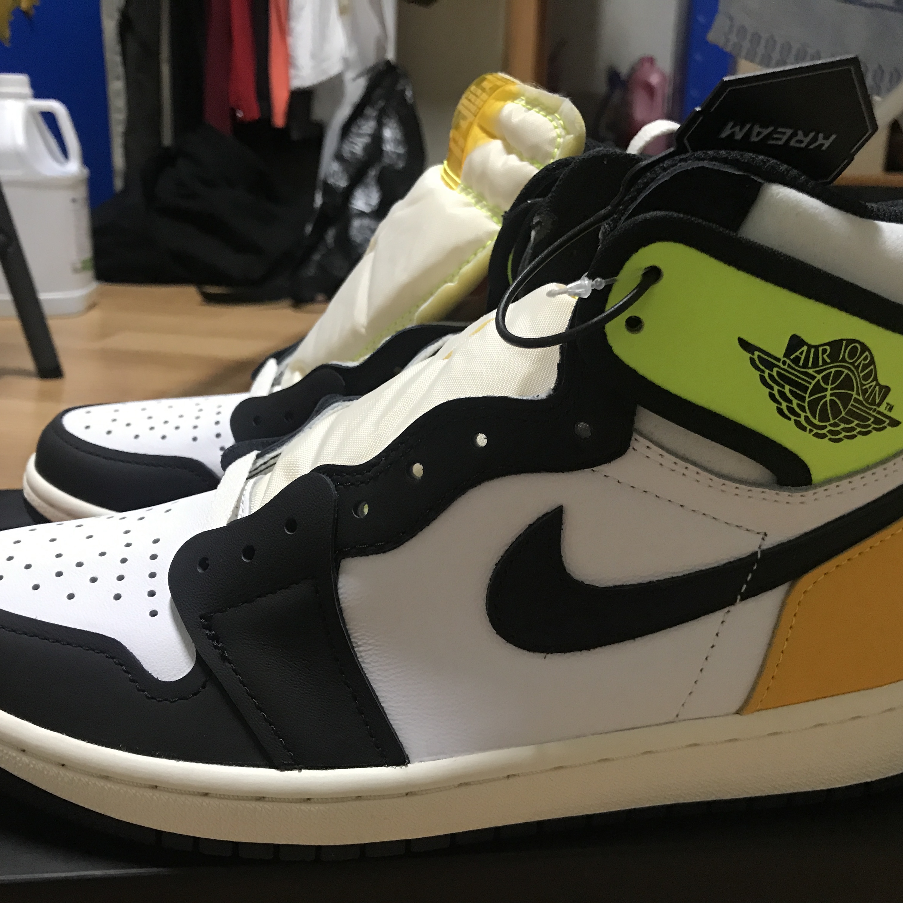 Jordan 1 Retro High OG Volt Gold 착용 스타일 - 2