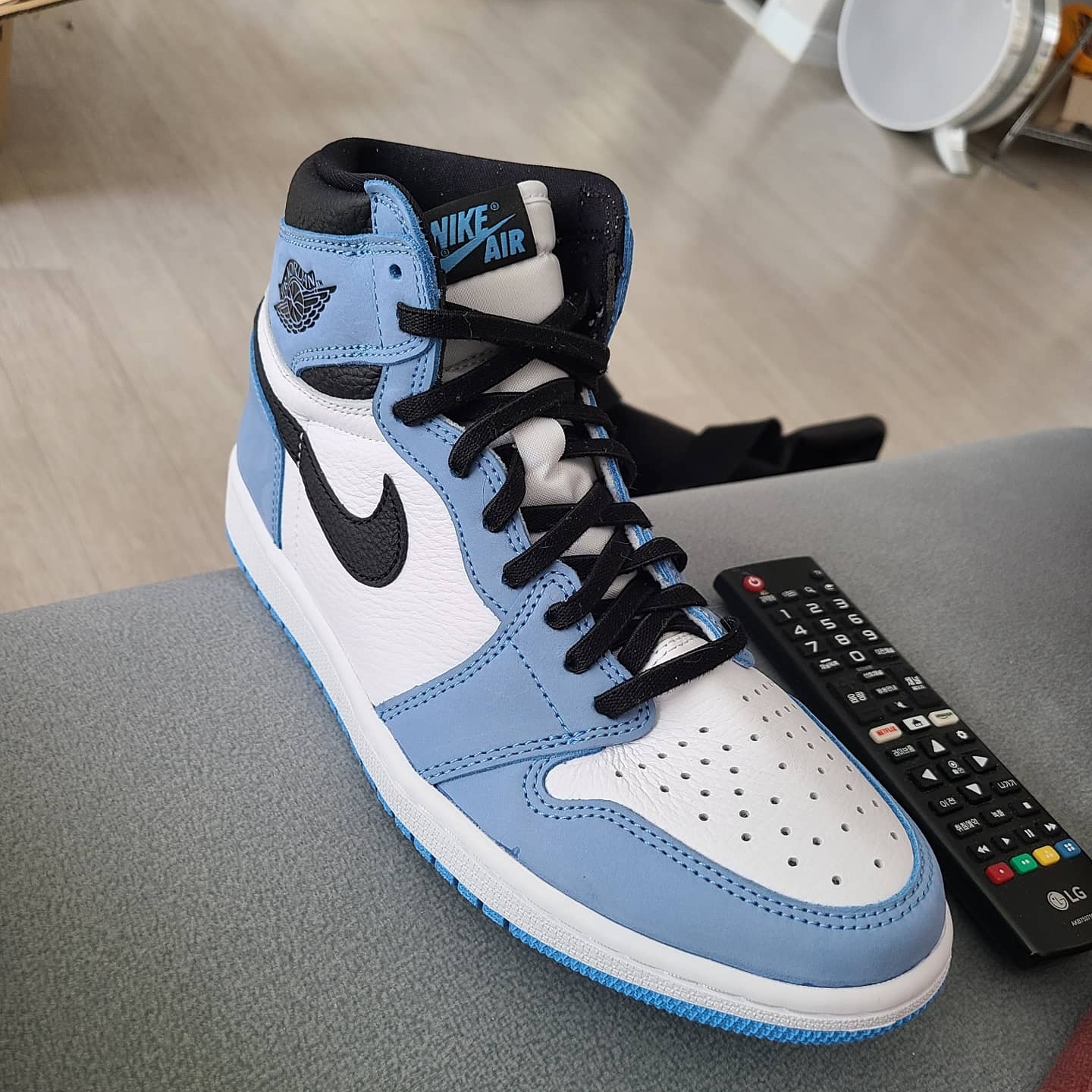 Jordan 1 Retro High OG University Blue 착용 스타일 - 4