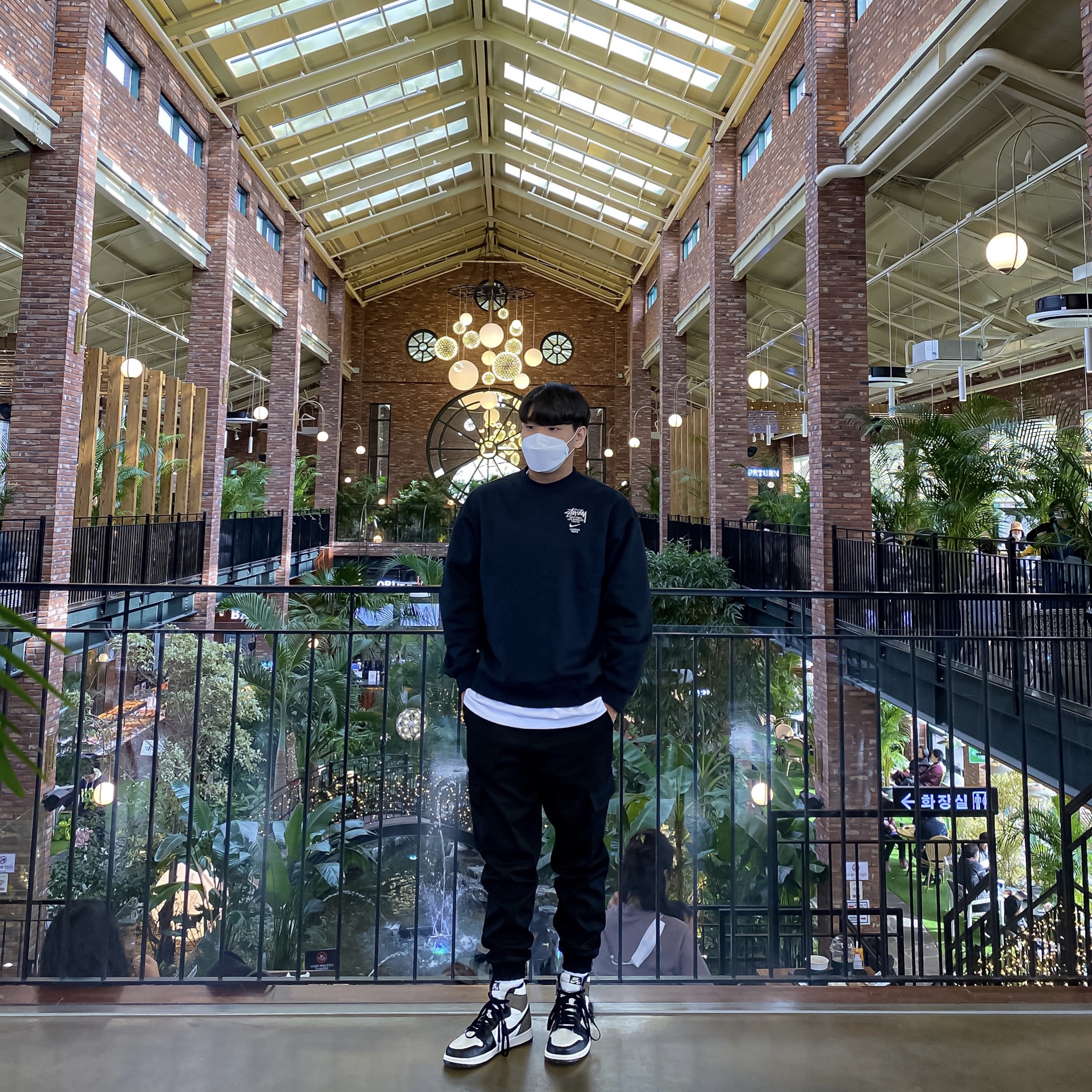 Jordan 1 Retro High OG Black Mocha, Nike x Stussy NRG ZR Fleece Crewneck Black - US/EU 착용 스타일