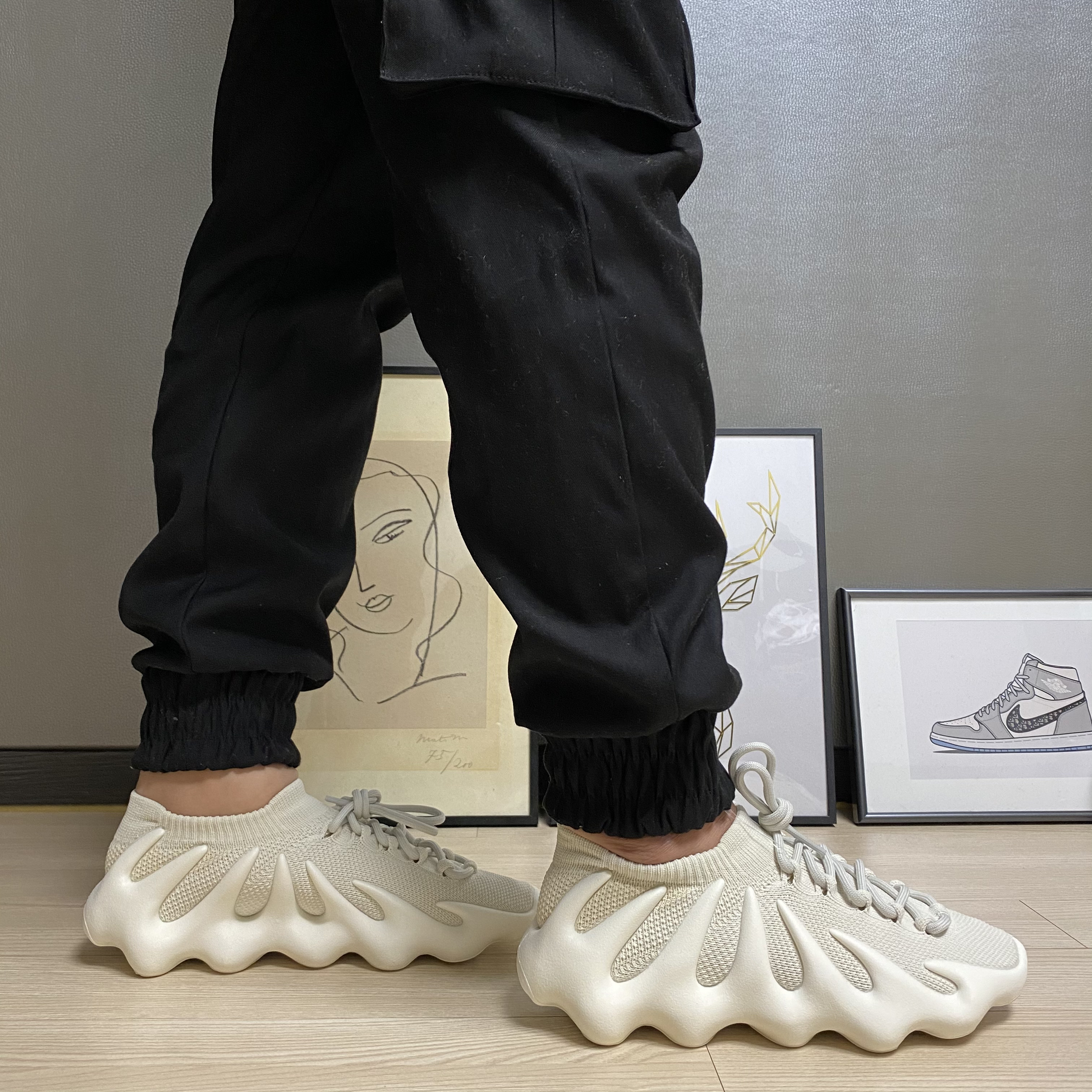 Adidas Yeezy 450 Cloud White 착용 스타일 - 2