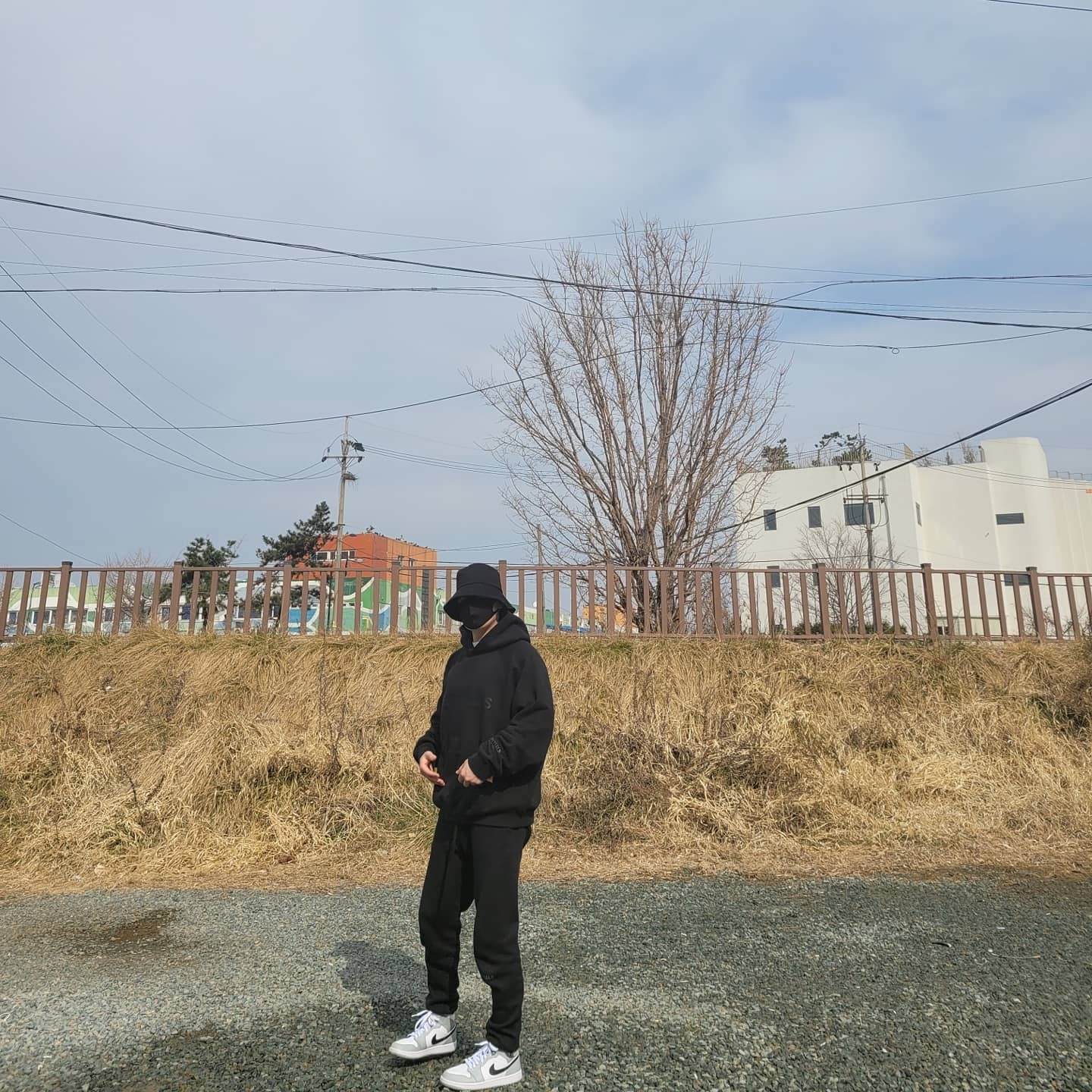 Essentials Sweatpants Dark Slate/Black 2020, Essentials 3D Silicon Applique Pullover Hoodie Dark Slate/Black 2020 착용 스타일 - 1
