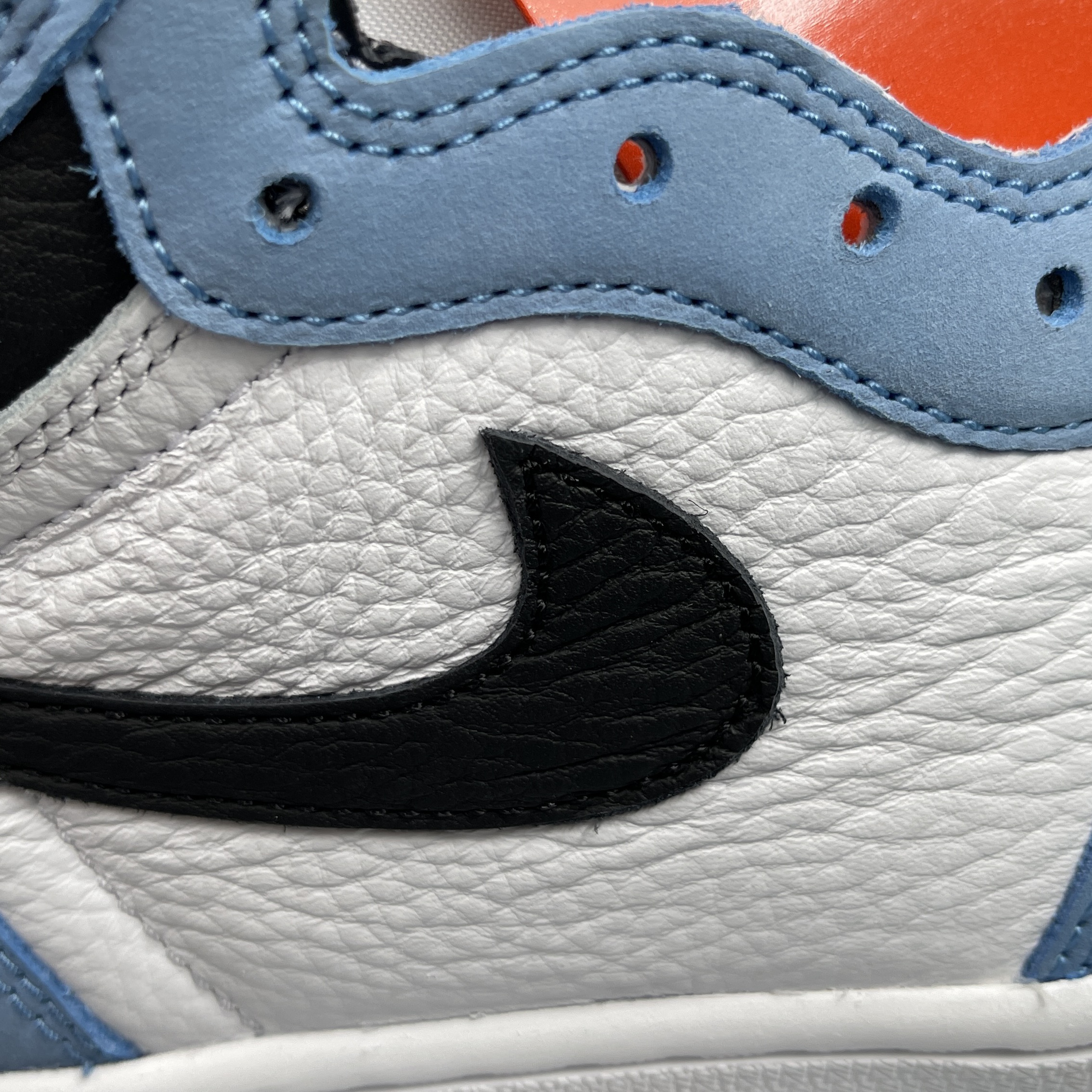 Jordan 1 Retro High OG University Blue 착용 스타일 - 1