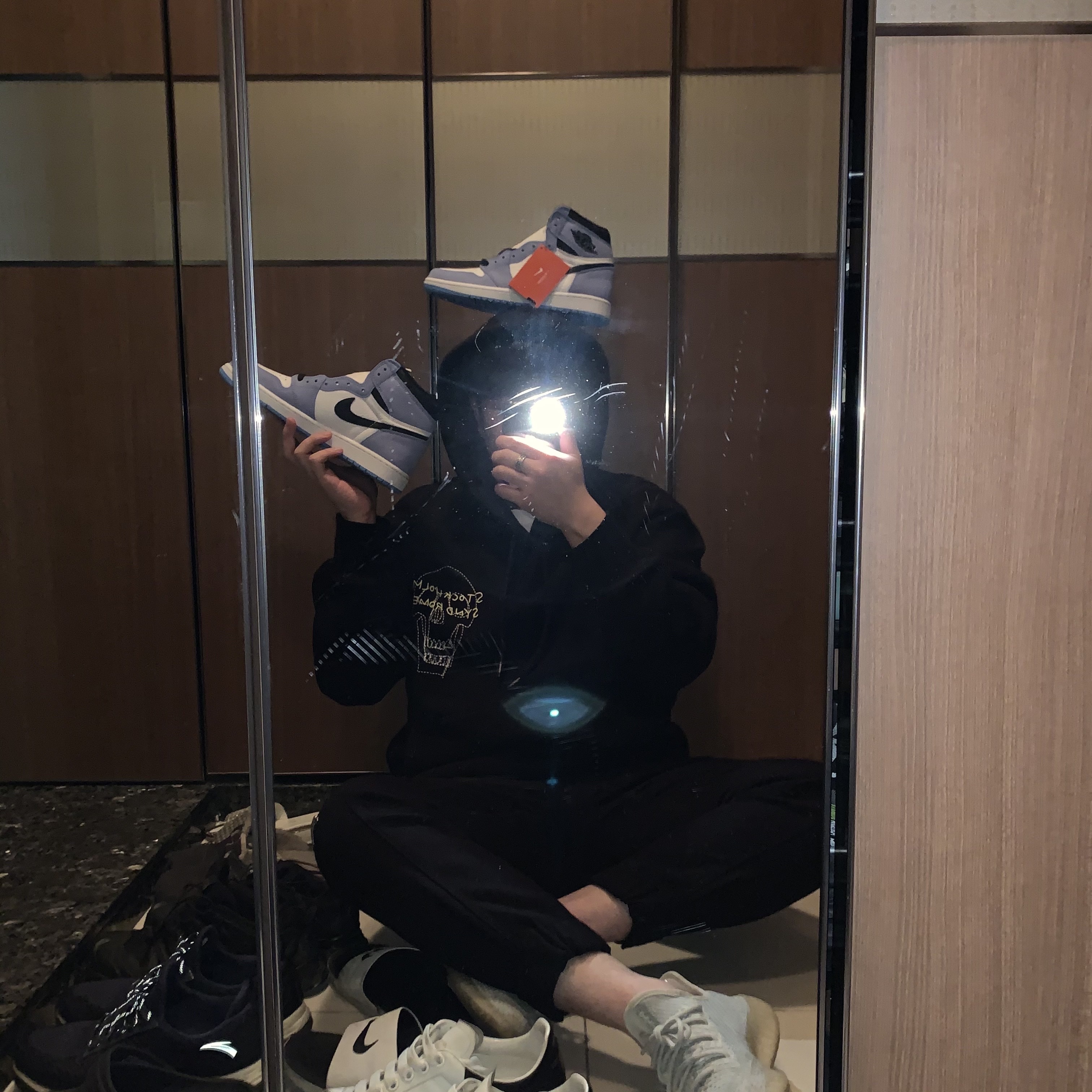 Jordan 1 Retro High OG University Blue, Adidas Yeezy Boost 350 V2 Cloud White - Non-Reflective 착용 스타일 - 2