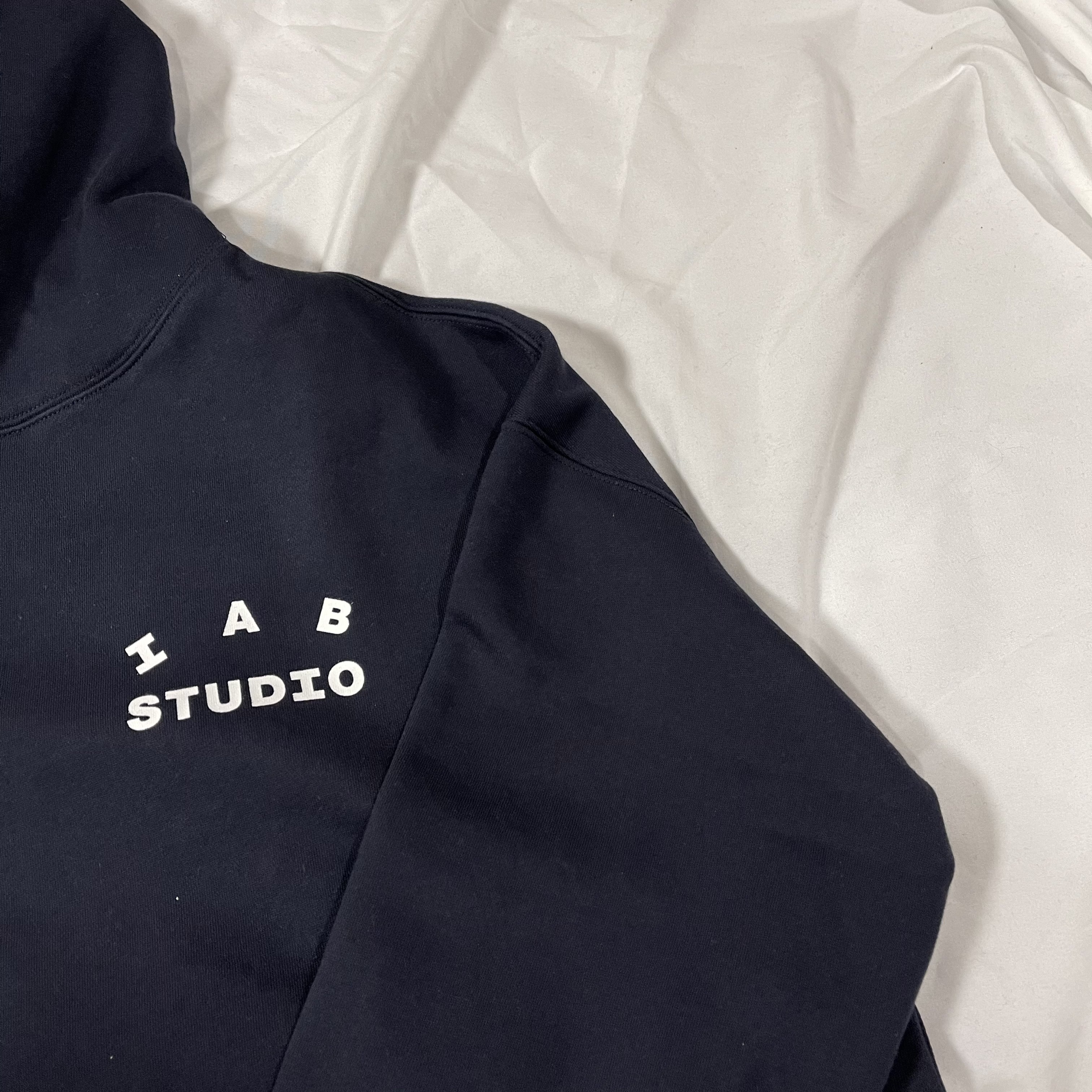 IAB Studio Hoodie Navy - 21SS 착용 스타일
