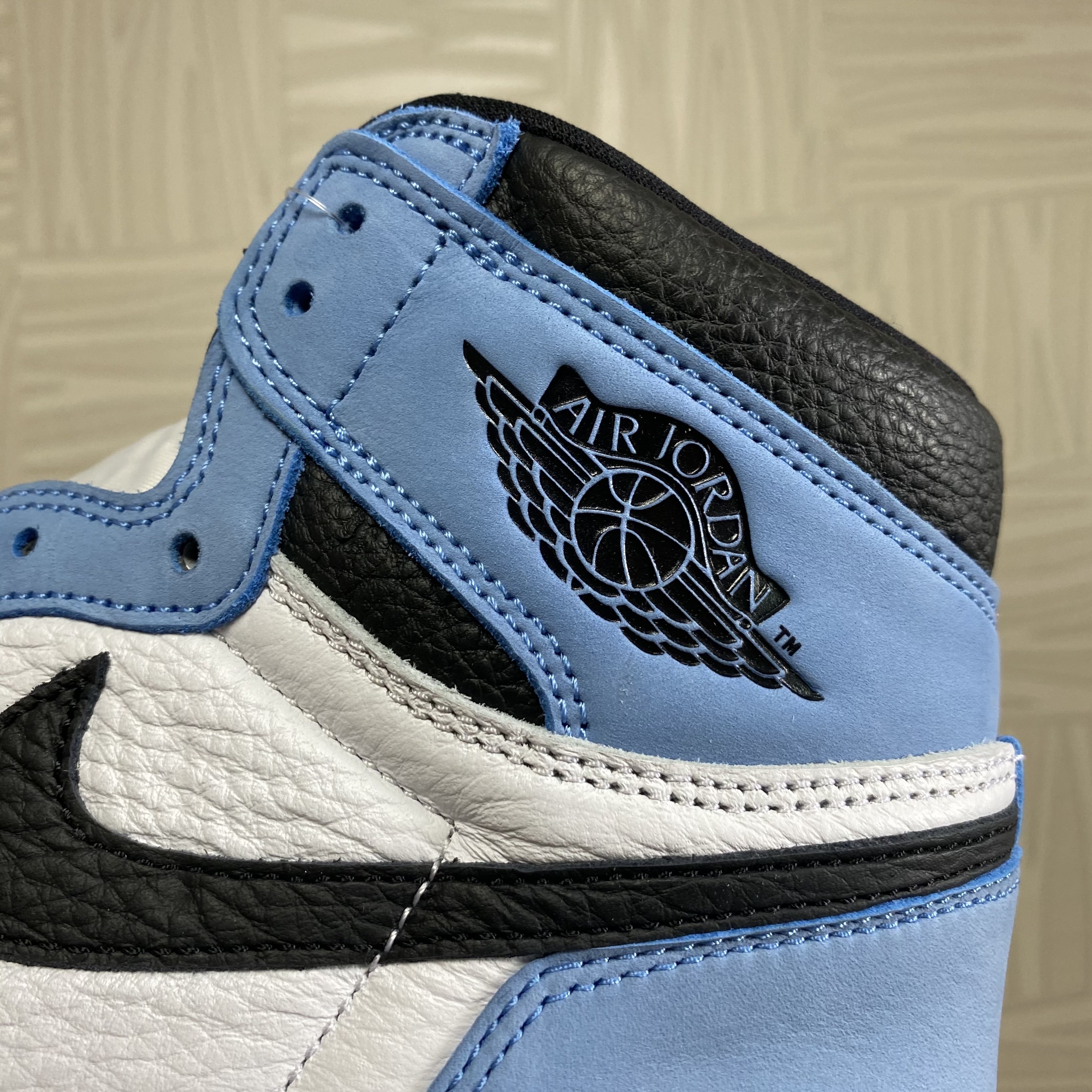 Jordan 1 Retro High OG University Blue 착용 스타일 - 2