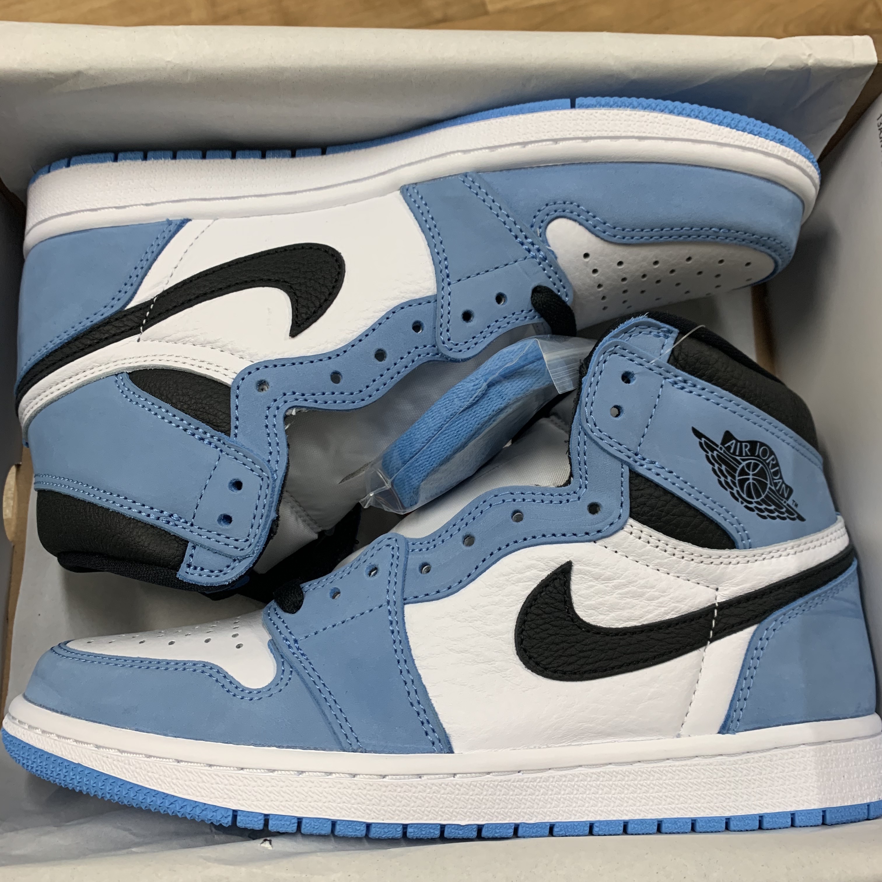 Jordan 1 Retro High OG University Blue 착용 스타일 - 1