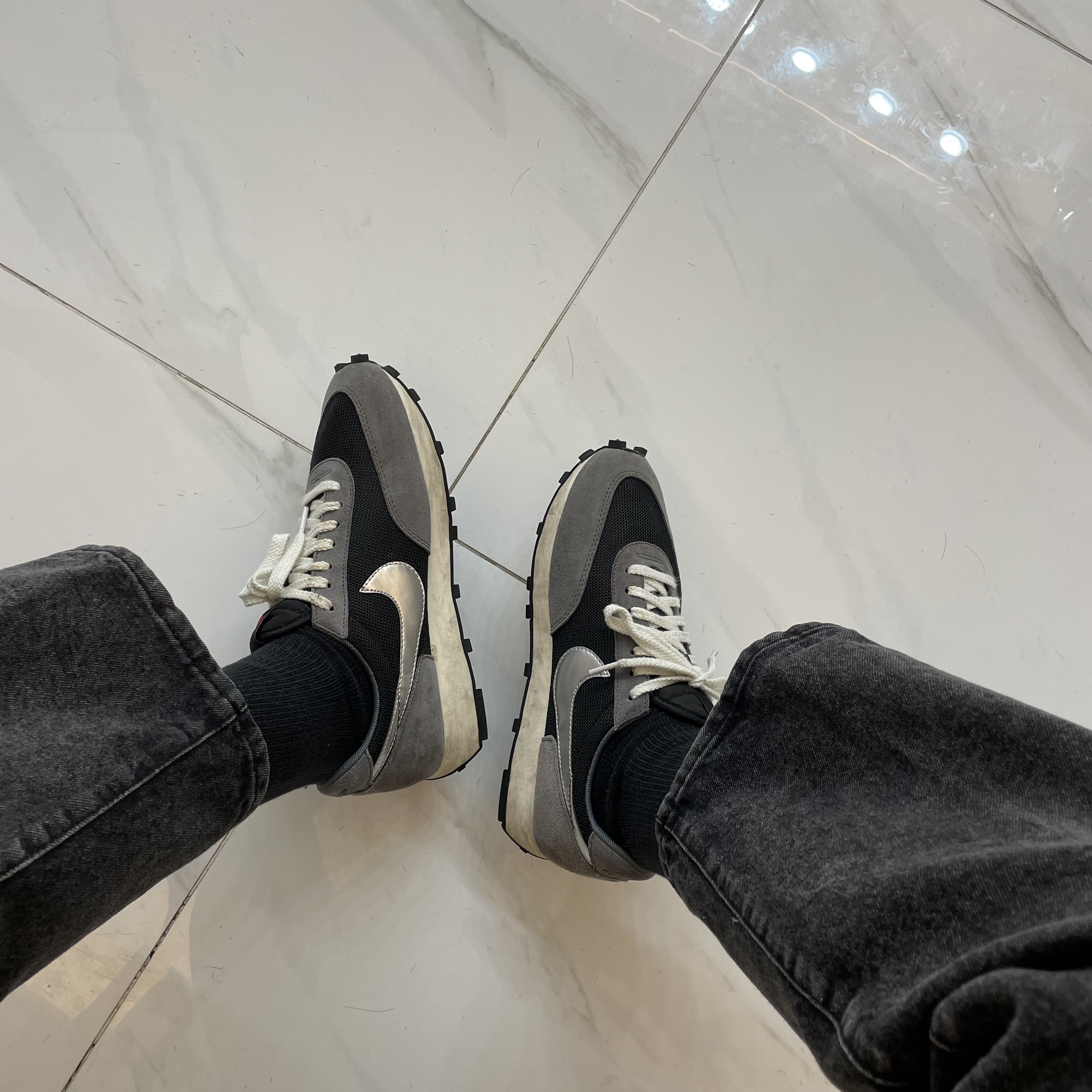 Nike Daybreak SP Black Metallic Silver 착용 스타일 - 1