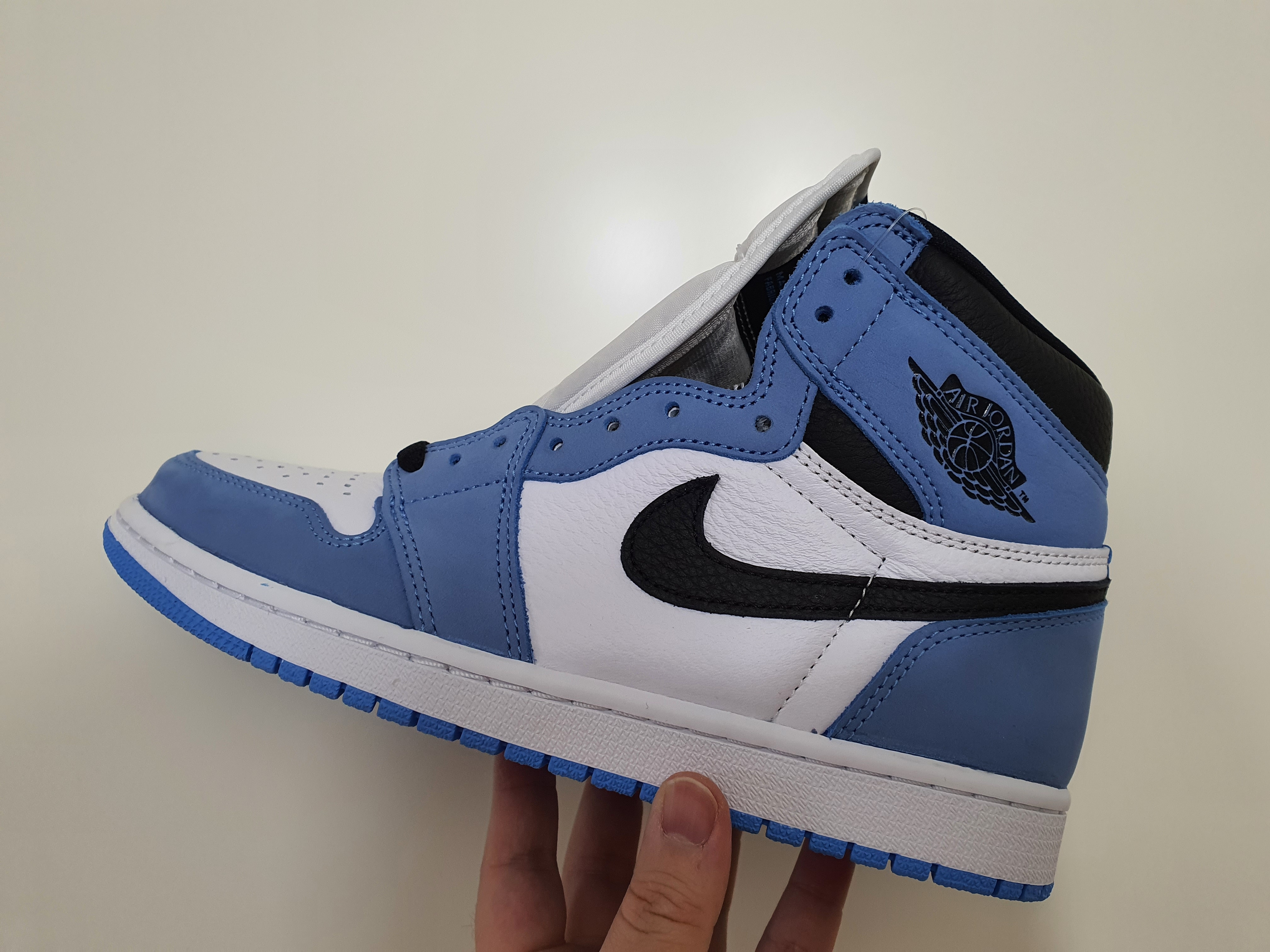 Jordan 1 Retro High OG University Blue 착용 스타일 - 3
