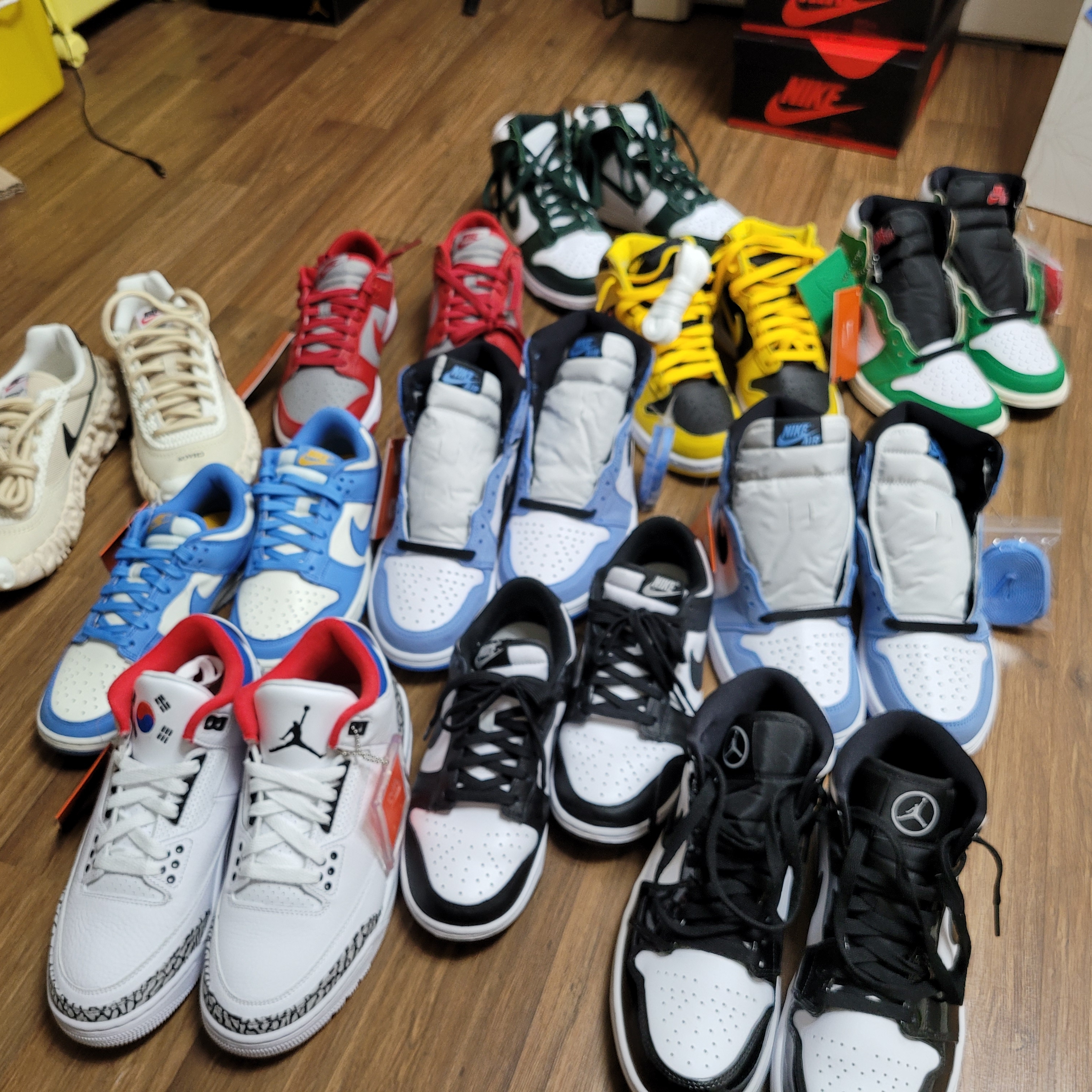 Jordan 1 Retro High OG University Blue, Jordan 1 Mid SE ASW Black 착용 스타일
