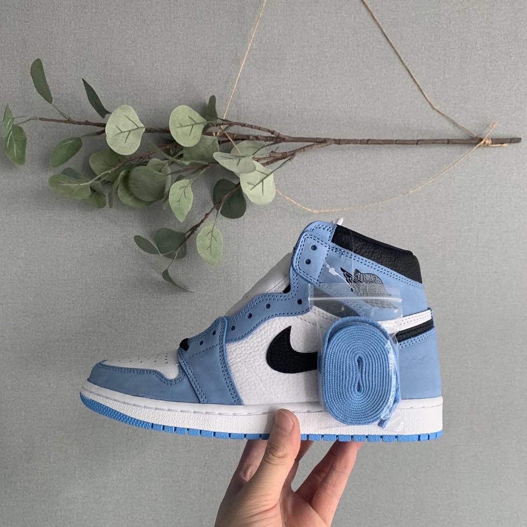 Jordan 1 Retro High OG University Blue 착용 스타일 - 1