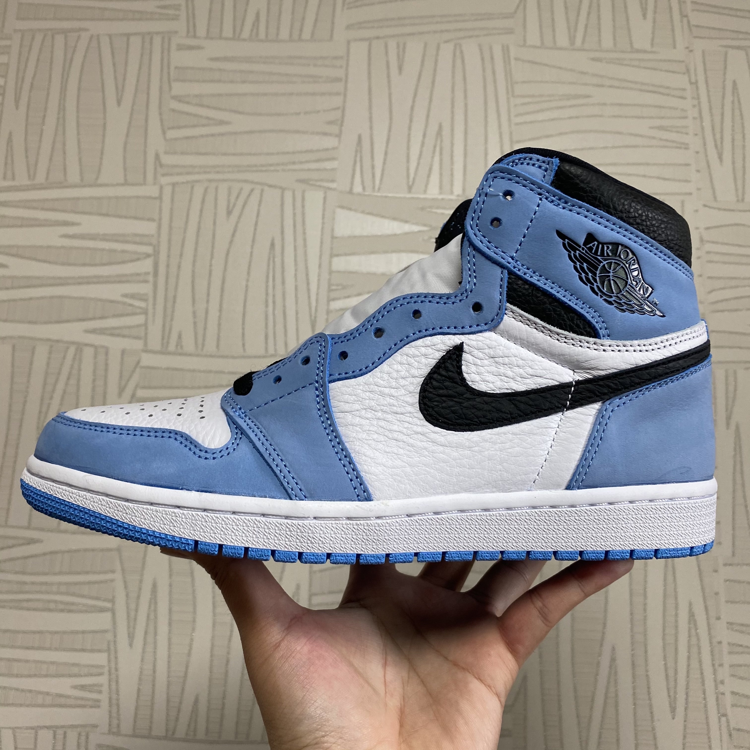 Jordan 1 Retro High OG University Blue 착용 스타일 - 1