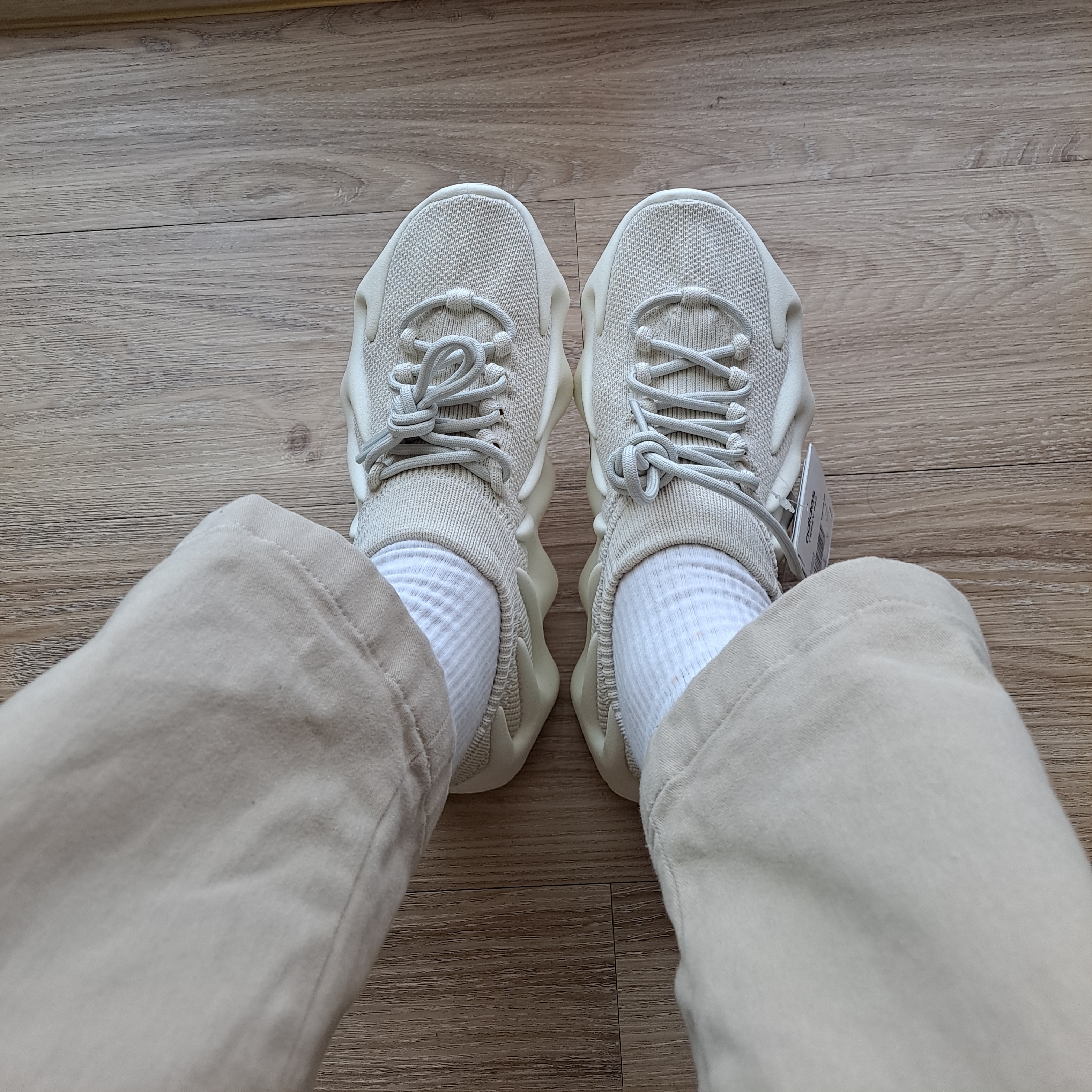 Adidas Yeezy 450 Cloud White 착용 스타일 - 2