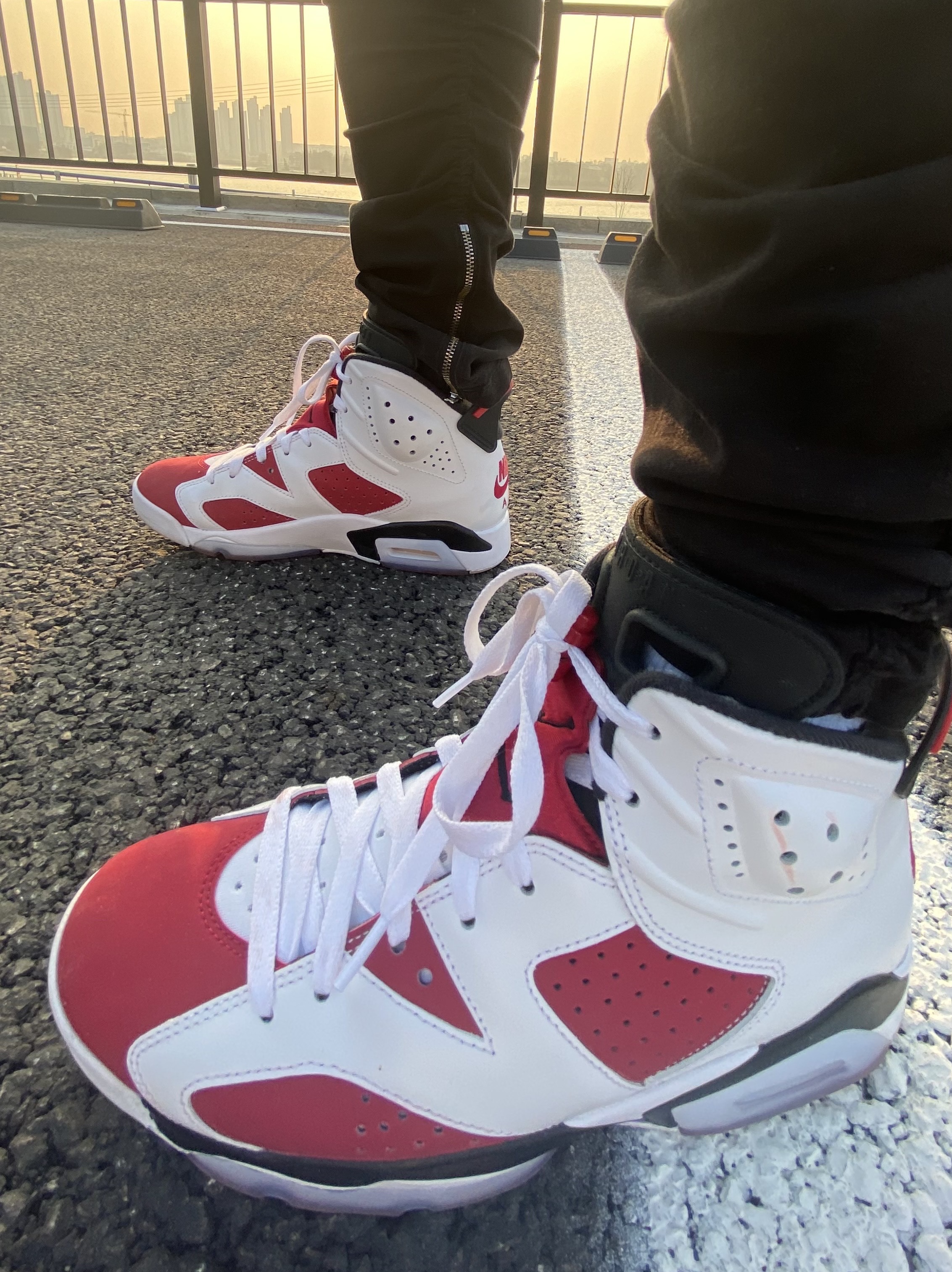 Jordan 6 Retro Carmine 2021 착용 스타일 - 2