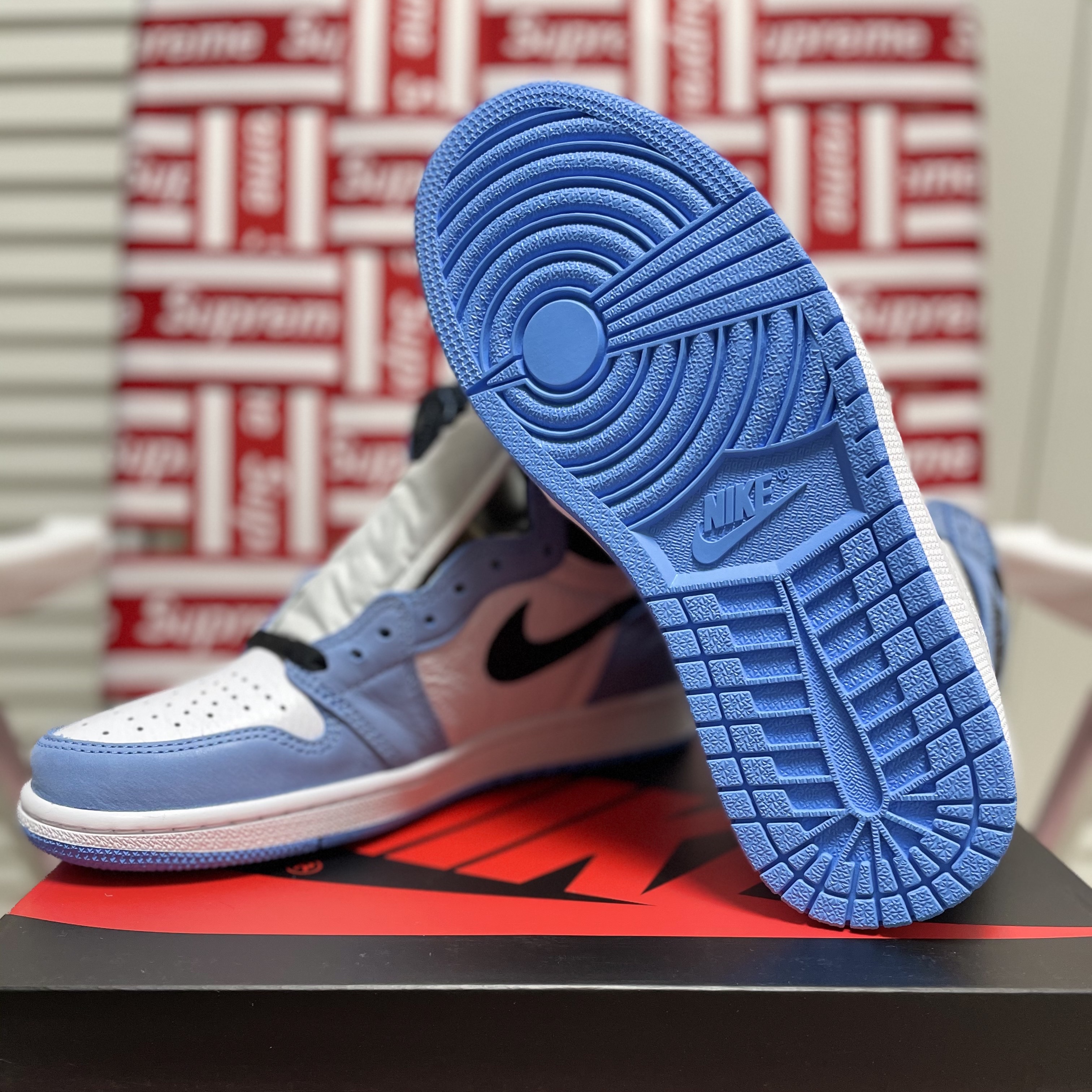 Jordan 1 Retro High OG University Blue 착용 스타일 - 3
