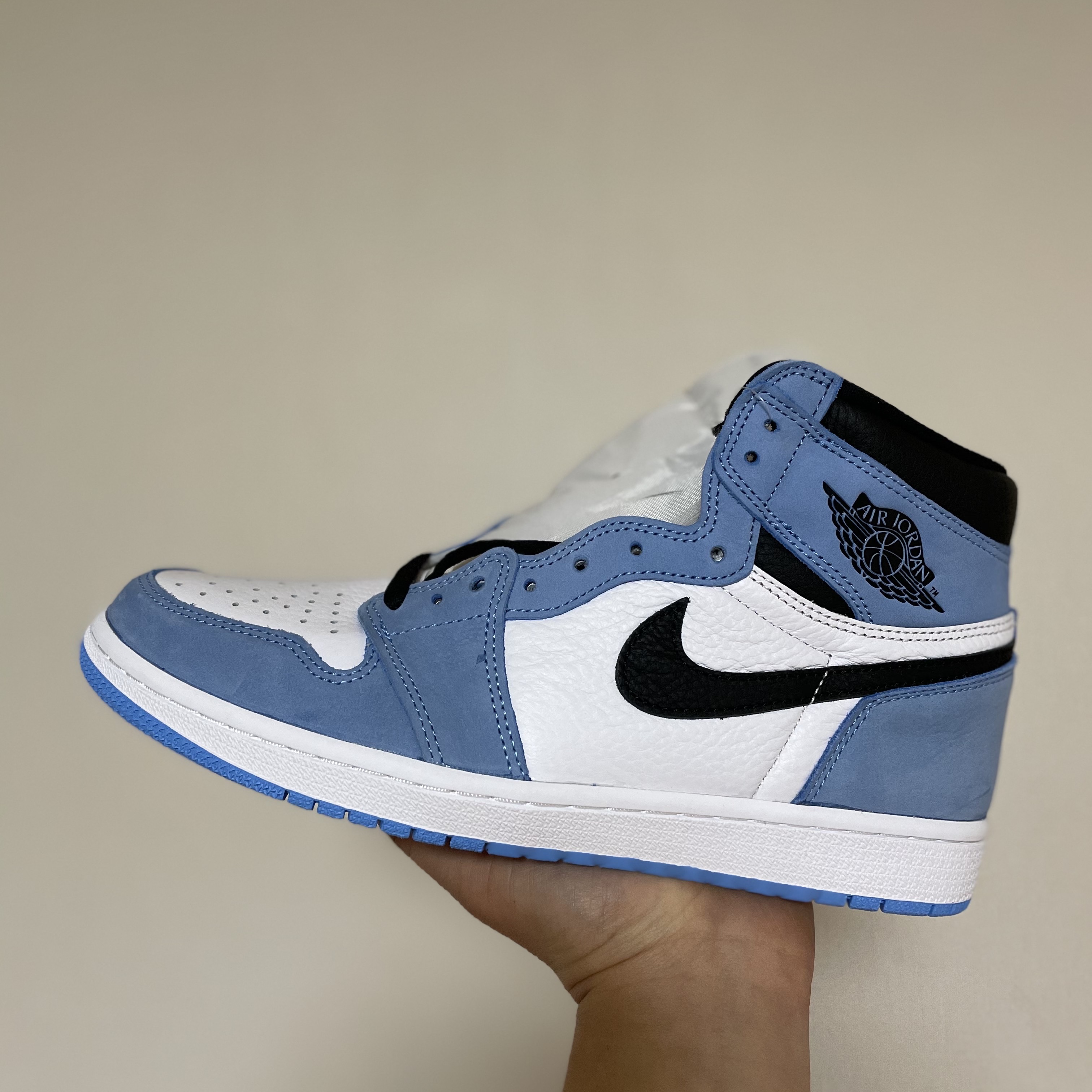 Jordan 1 Retro High OG University Blue 착용 스타일 - 1