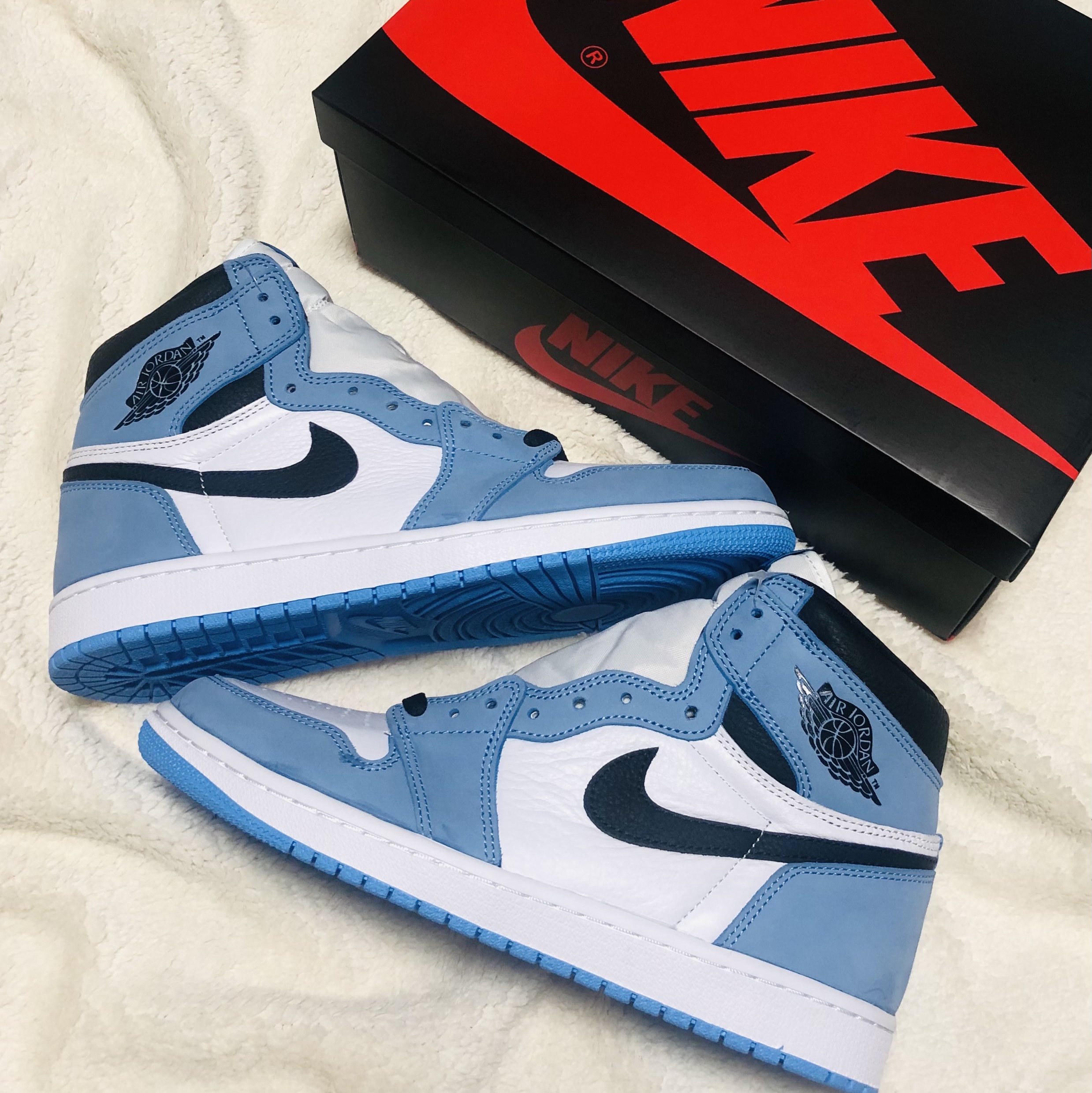 Jordan 1 Retro High OG University Blue 착용 스타일 - 1